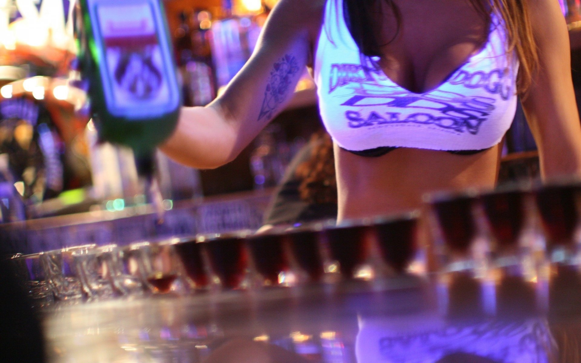 Фото телки с голыми сиськами на барной стойке