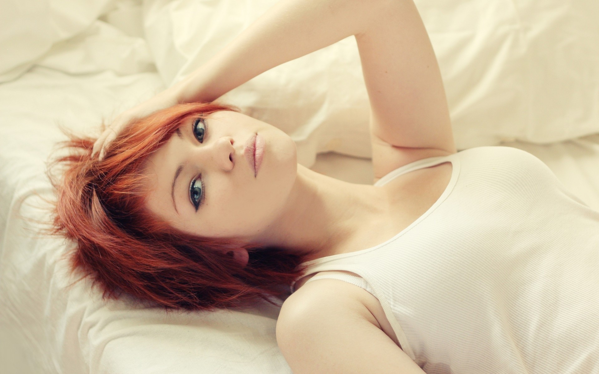 Рыжая девушка в кровати