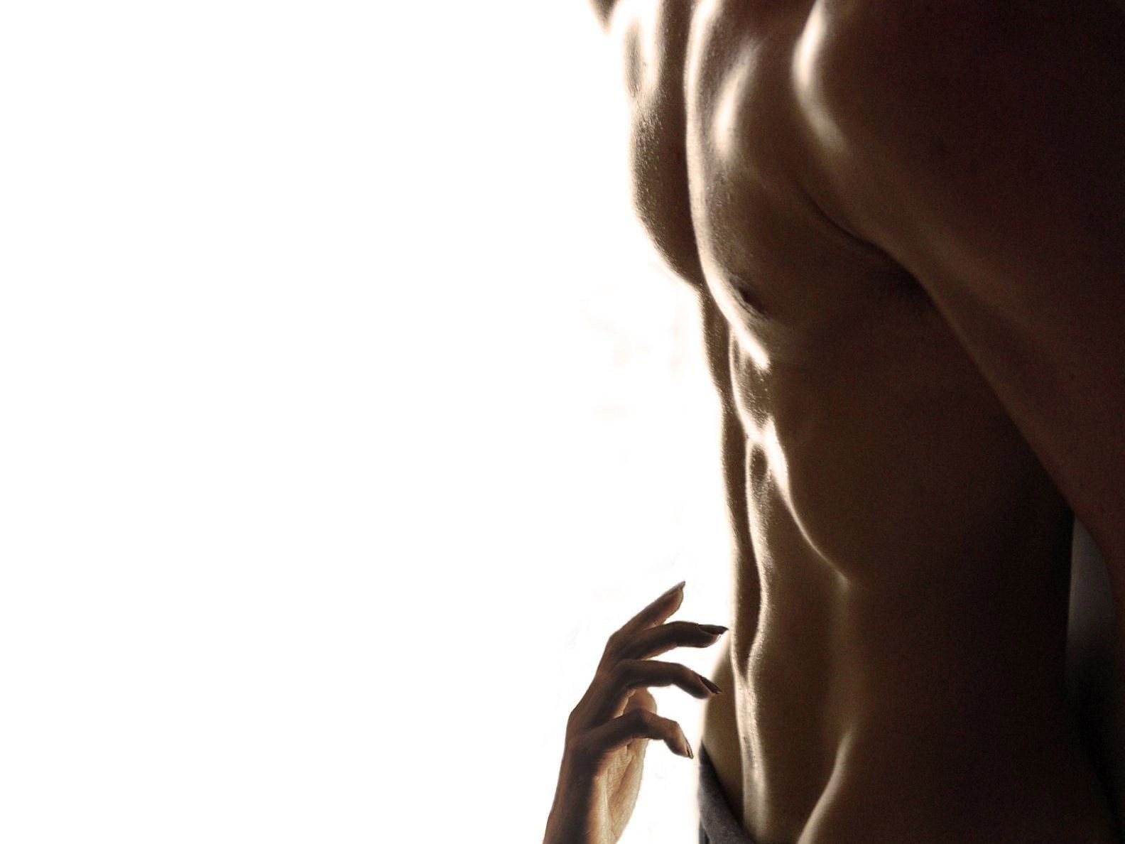 Красивая и сексуальная Рене Оконнор представляет себя и свое голое тело