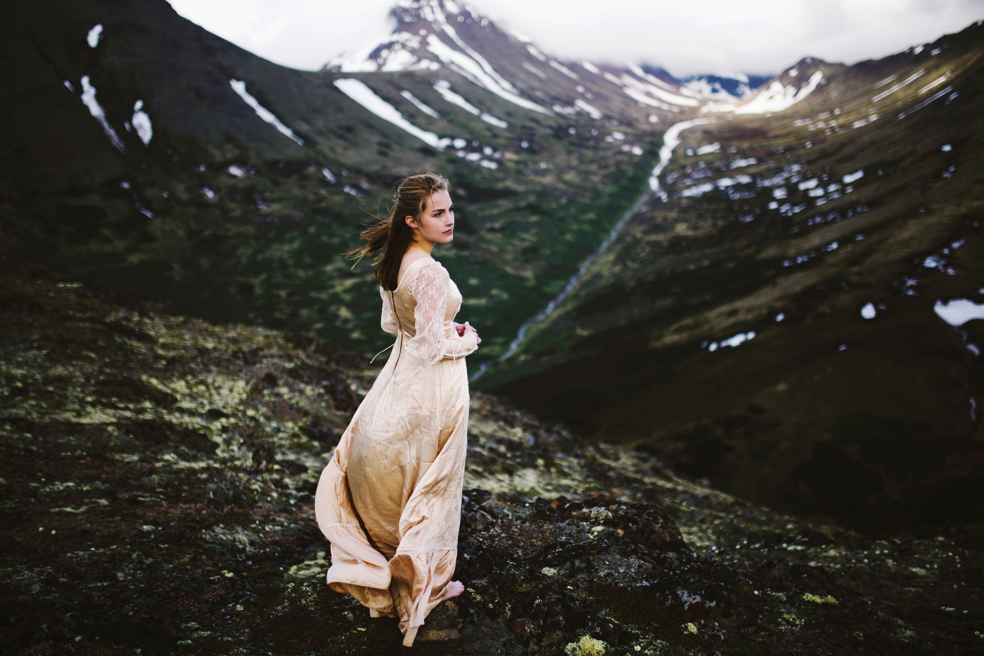 Фото истинной девушки в горах