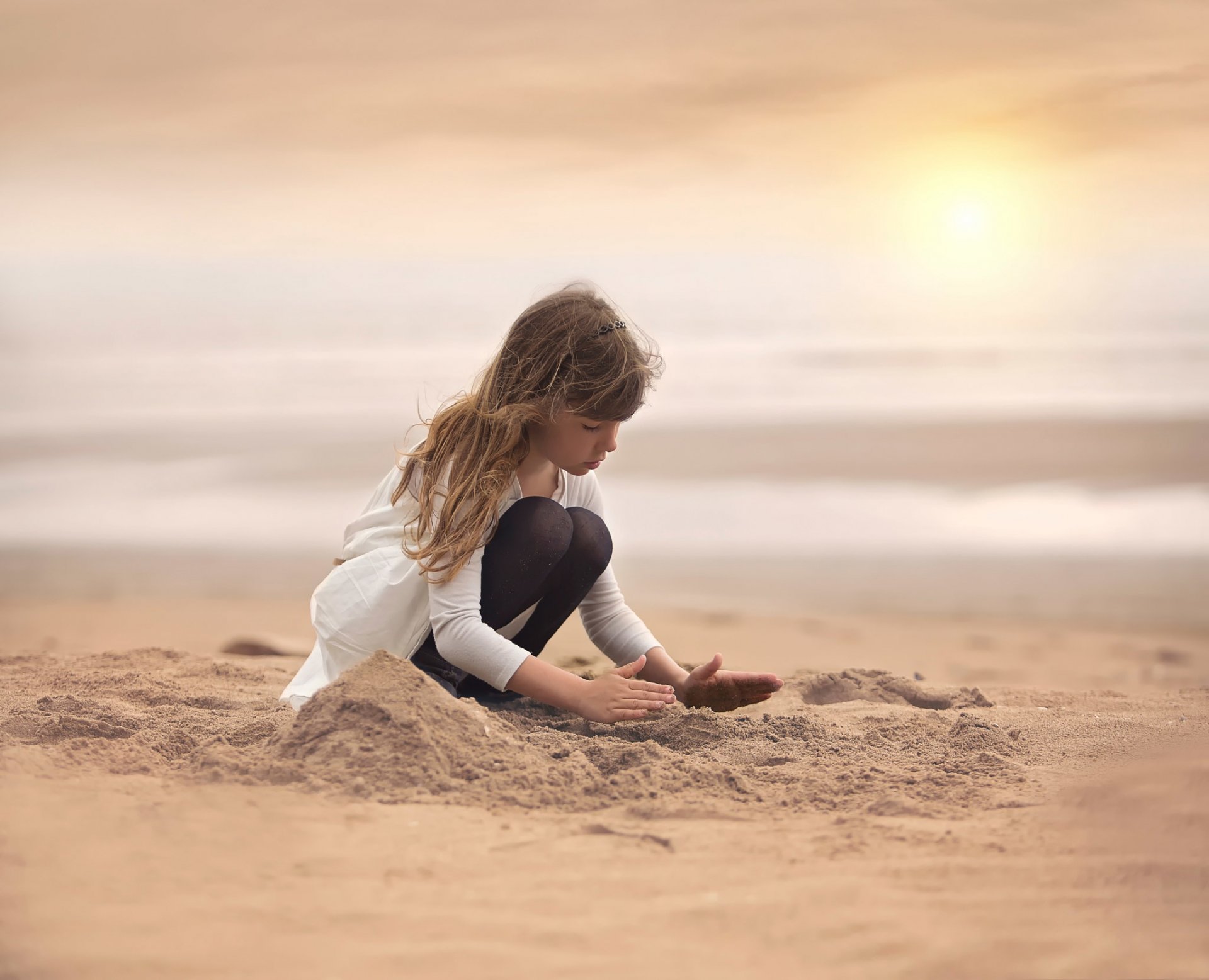 Голая малышка на песчаном берегу