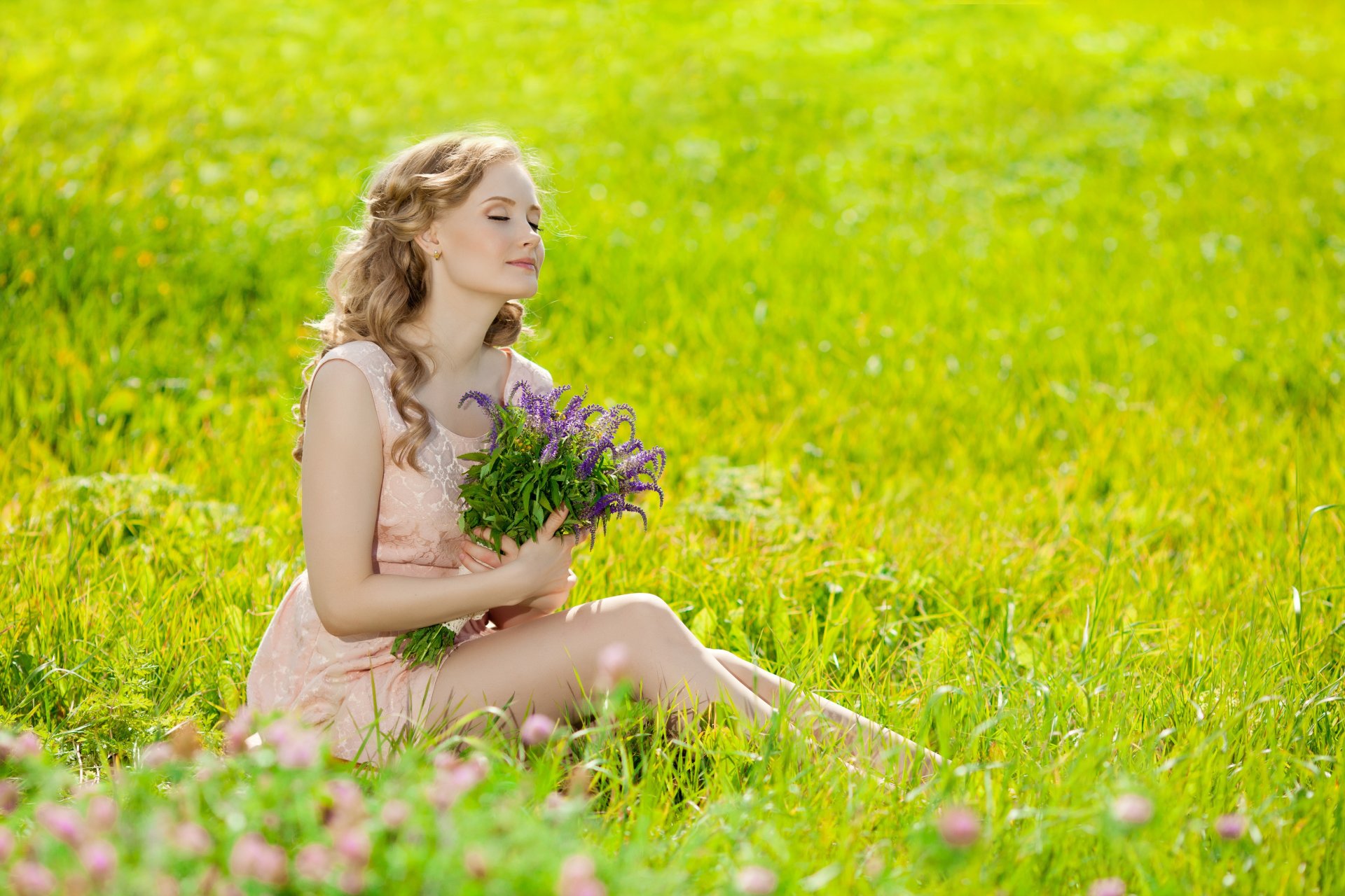 Показала свою киску на фоне полевых цветов 