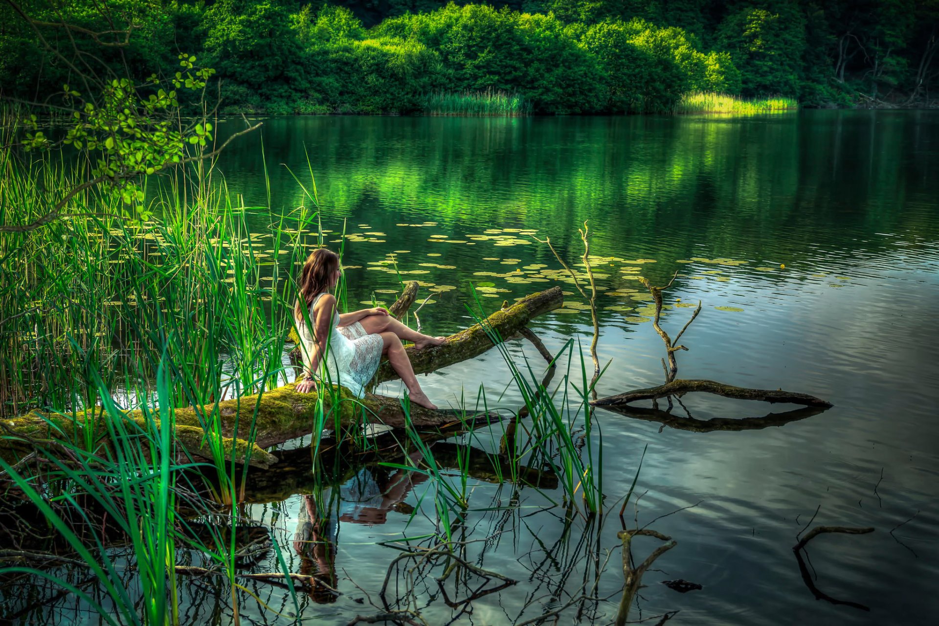 Девушка оголяется возле ручья
