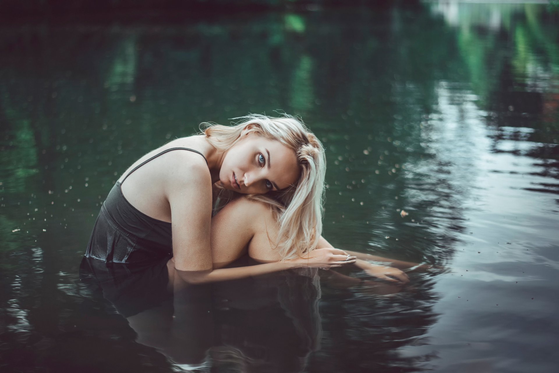 Мокрая стройная сексуальная девушка в реке