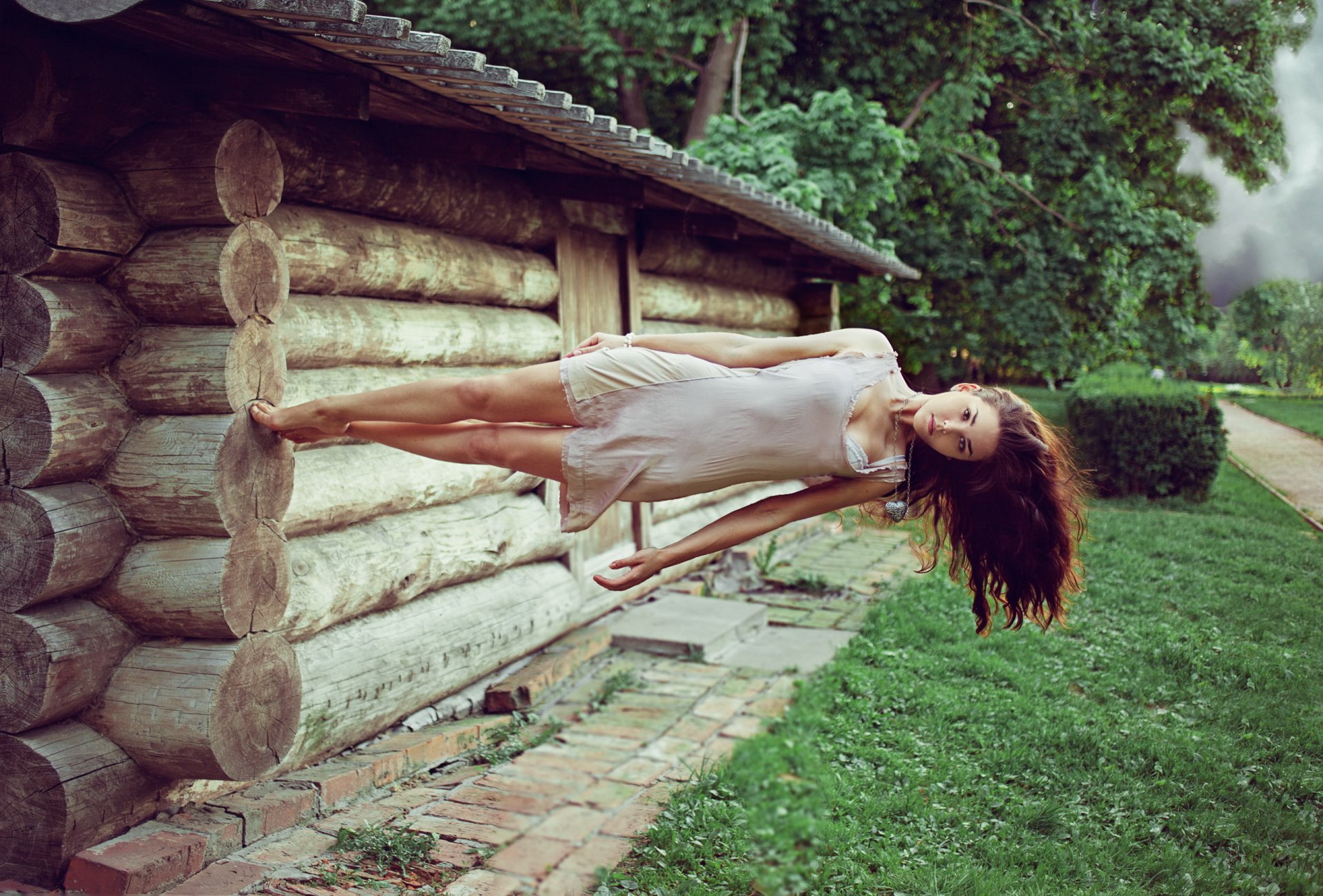 Голенькая девушка на деревянном помосте