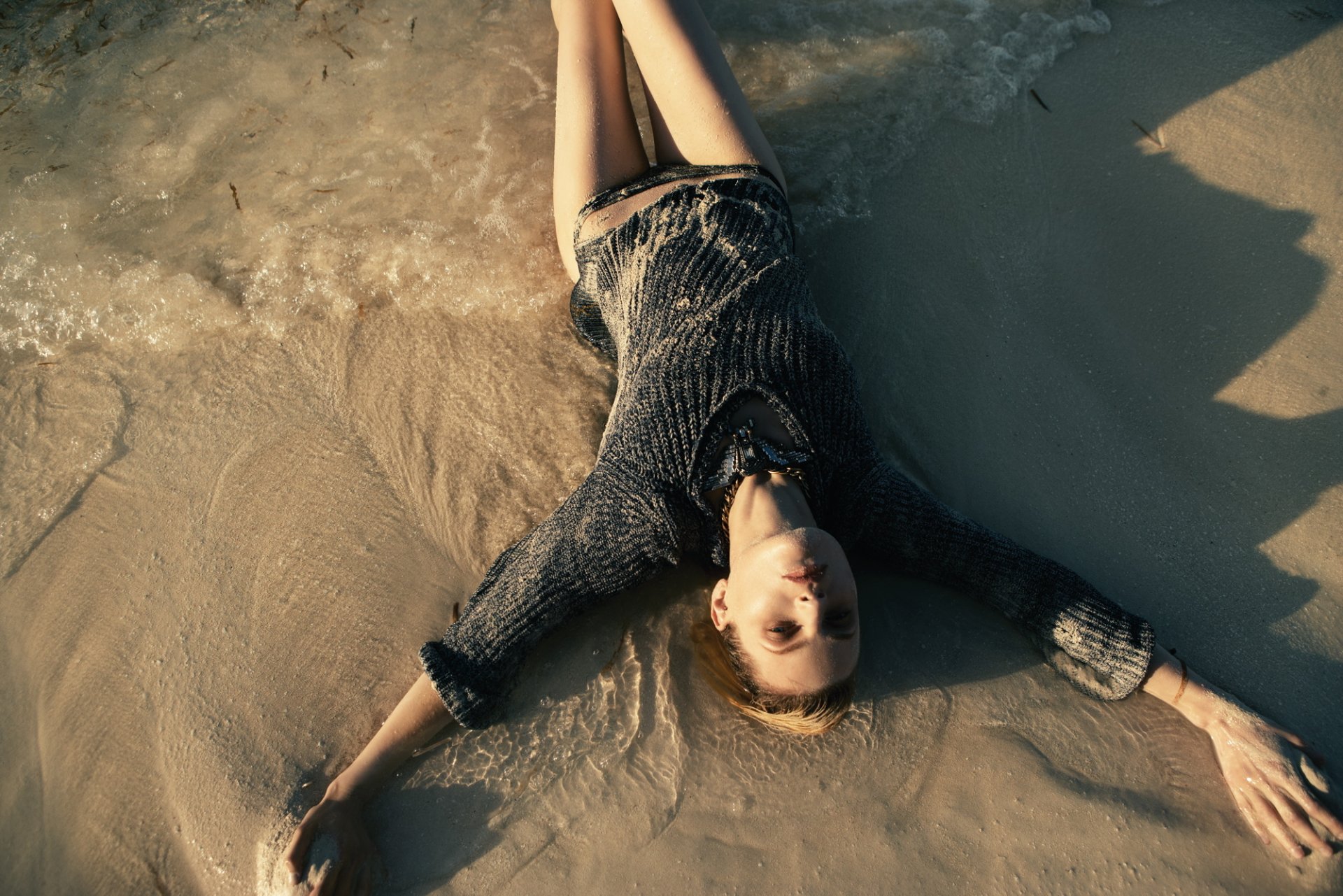 Девушка на песке