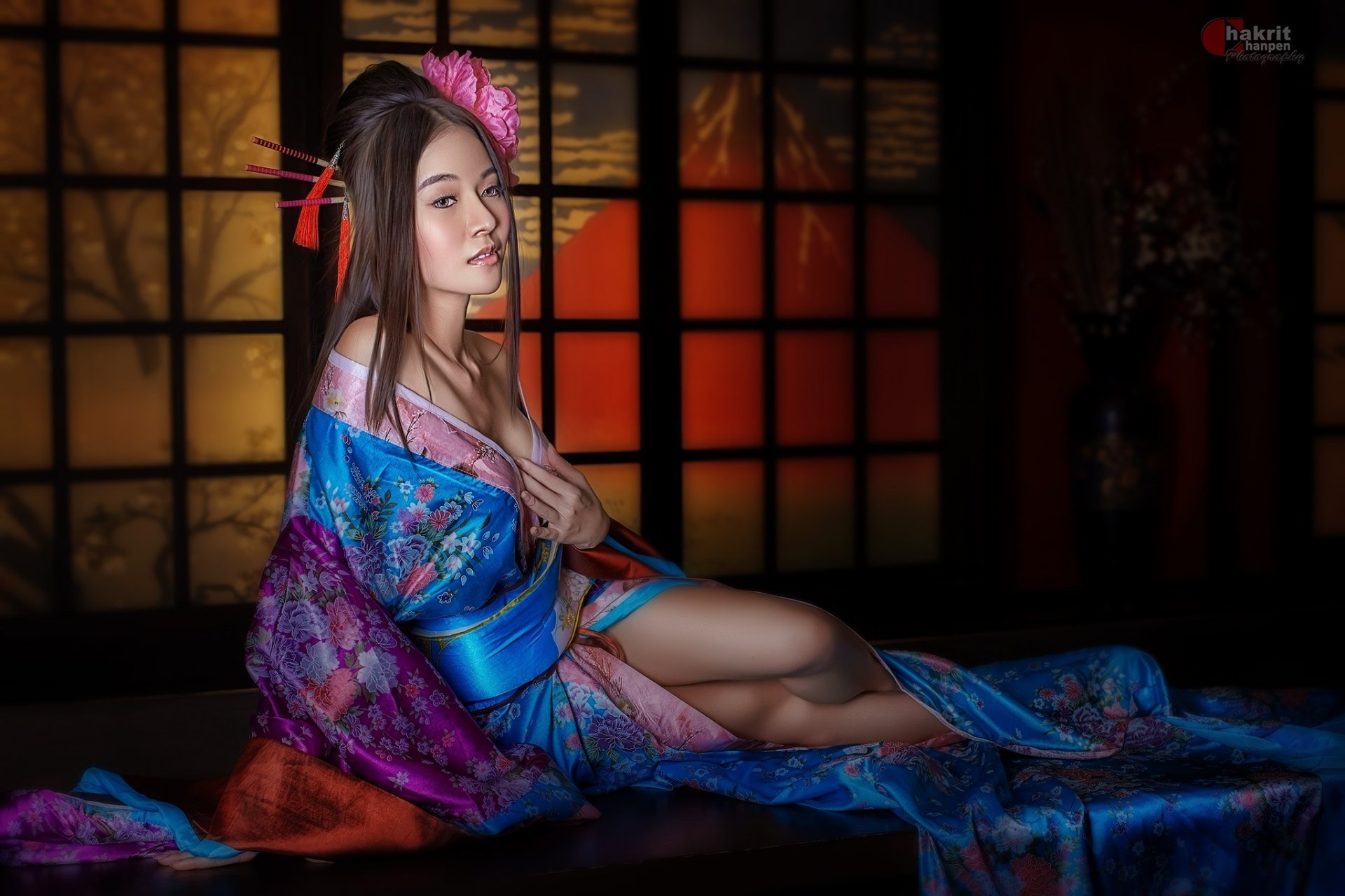 Азиатка снимает с себя кимоно и показывает свою аккуратную киску соблазняя собой всех зрителей 
