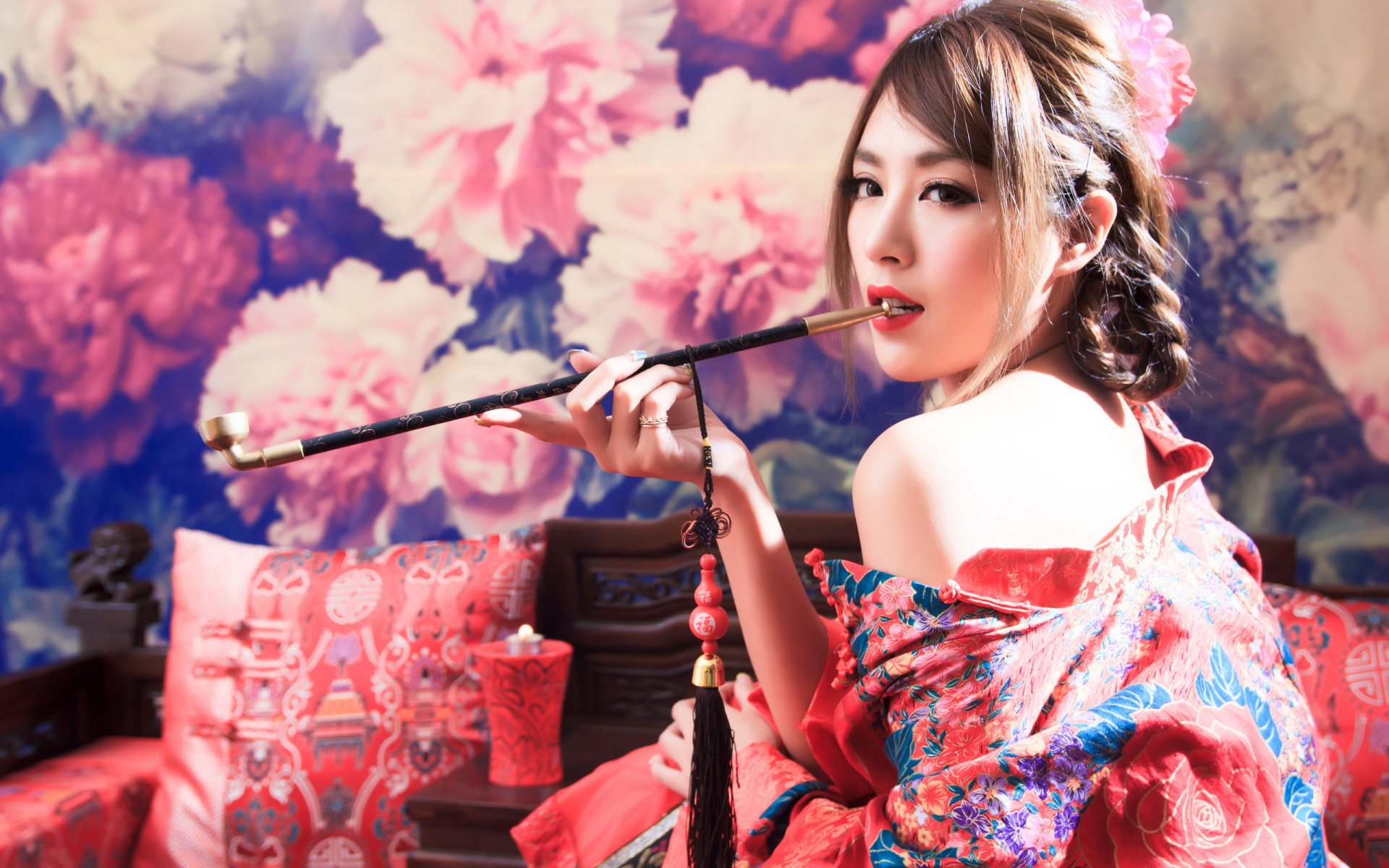 Корейская девушка в красных трусиках показывает сиськи и курит сигарету 