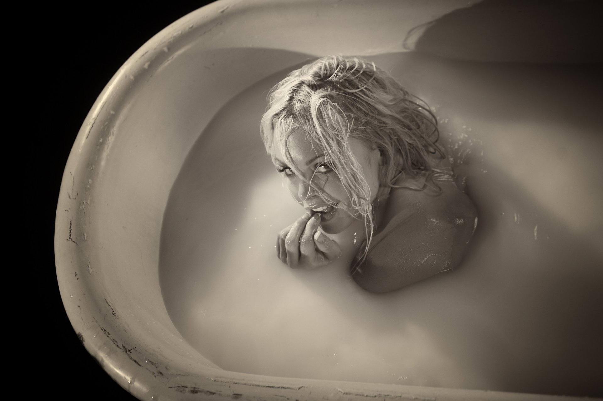 Шальная блондинка хвастается прелестями в ванной