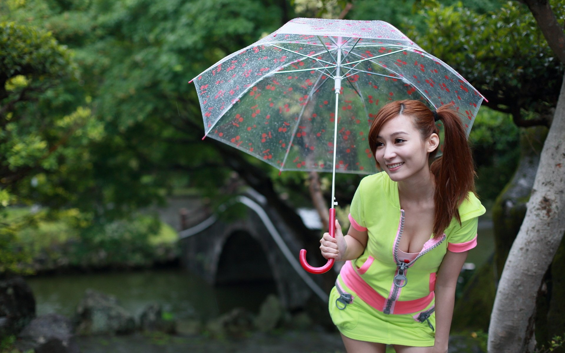 Почти голая студентка с милой улыбкой под зонтом