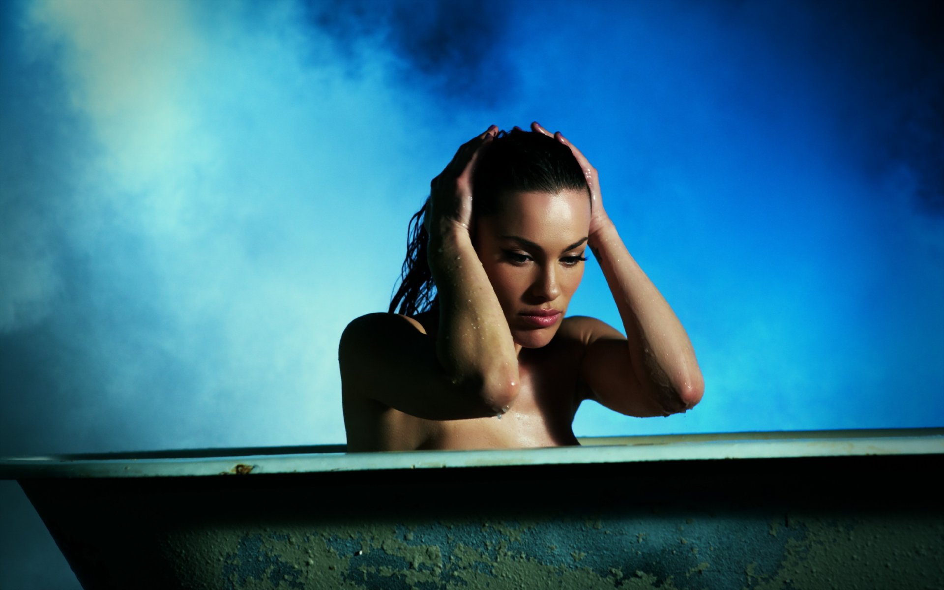 Молодая модель позирует в ванной