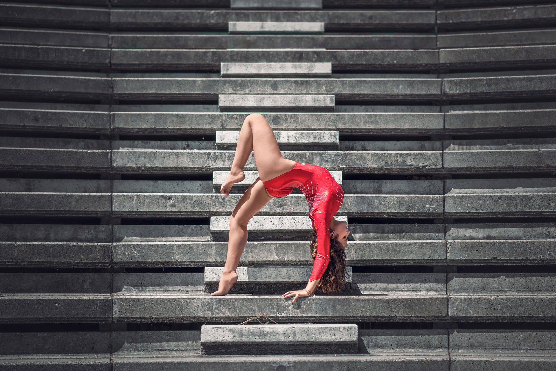 Фото раздвигающей ноги девушки усаживающейся на ступеньки