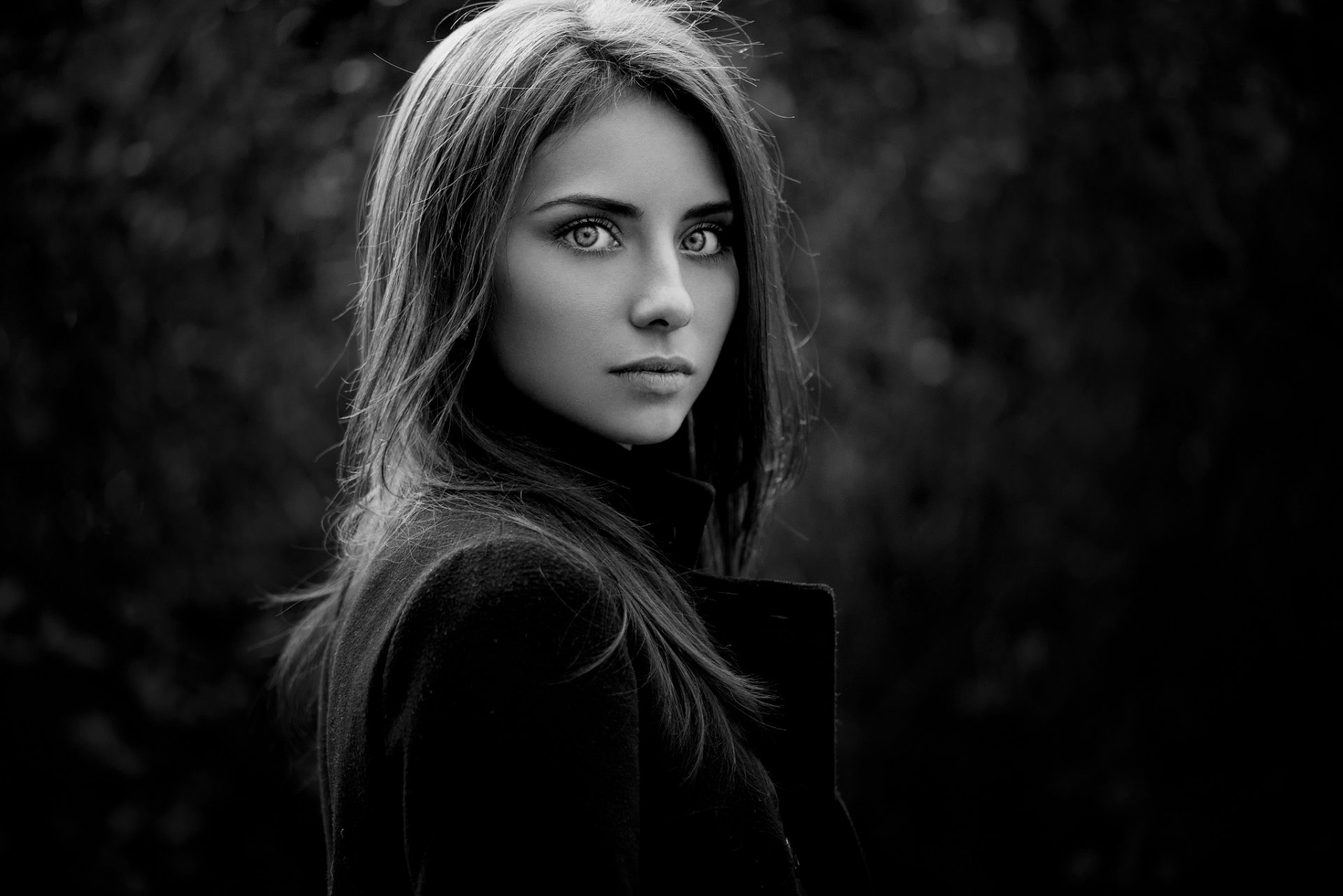 Красивая русская девушка в черно-белом оcвещении 