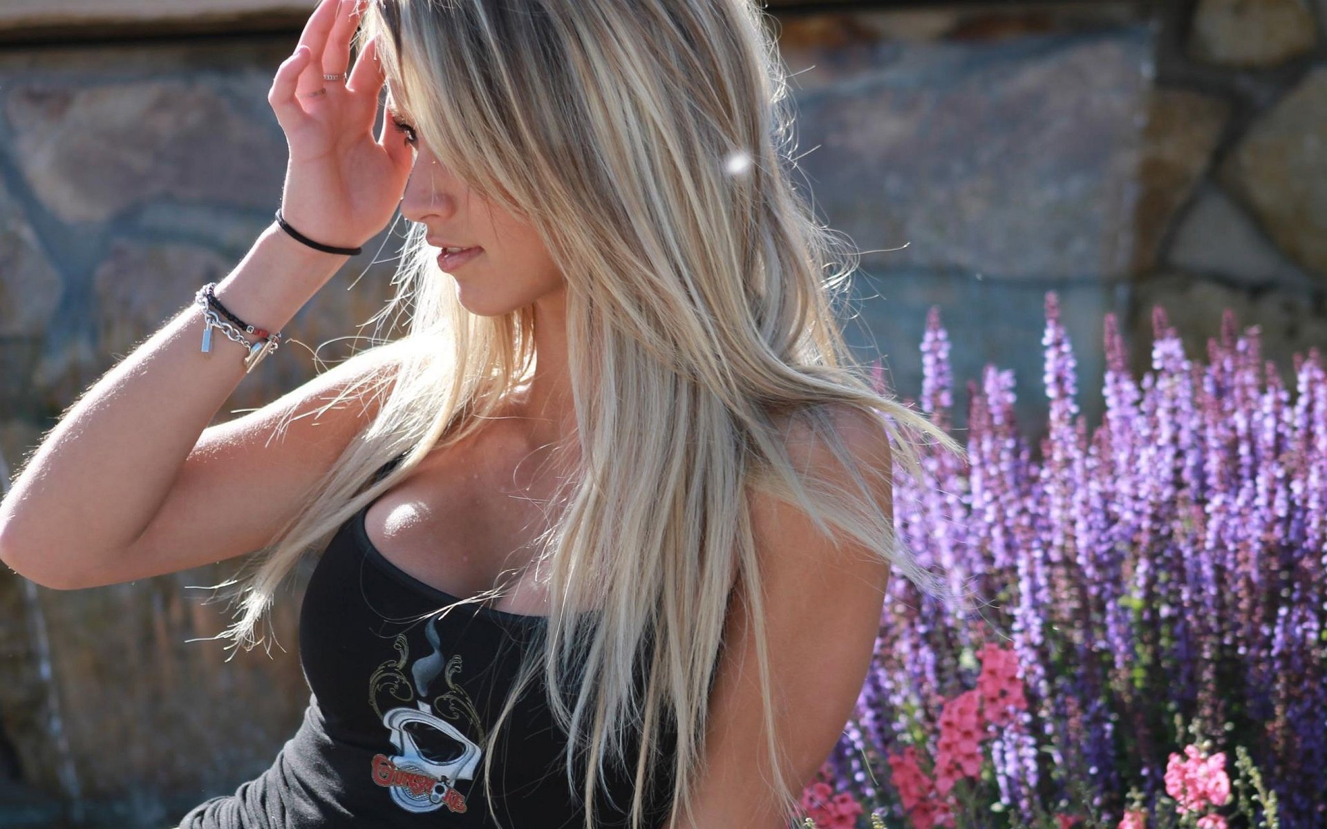 19-ти летняя блондинка показывает розовую киску перед камерой