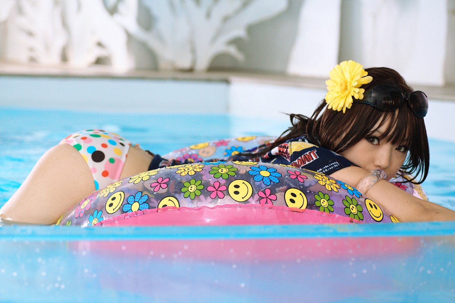 Азиатская девушка шалит в бассейне и на шезлонге