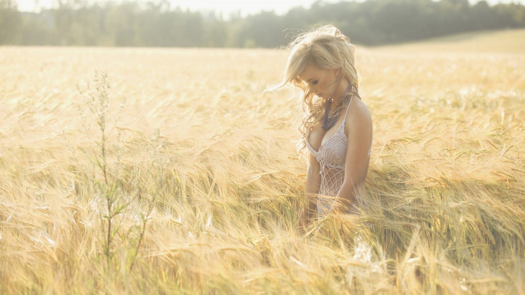 Молодая блондинка из деревни разделась в поле с подсолнухами