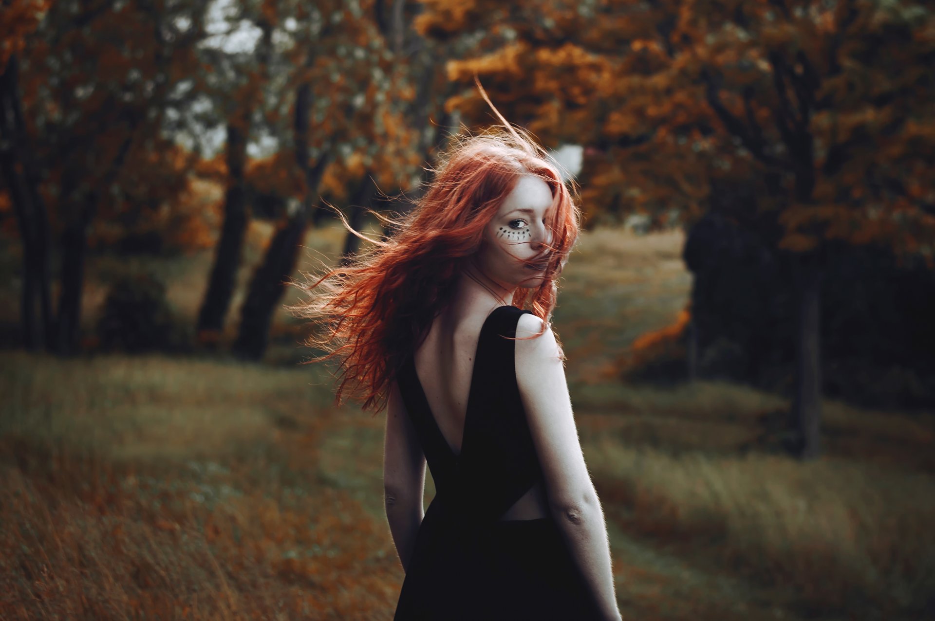 В осеннем лесу голая рыжая дева