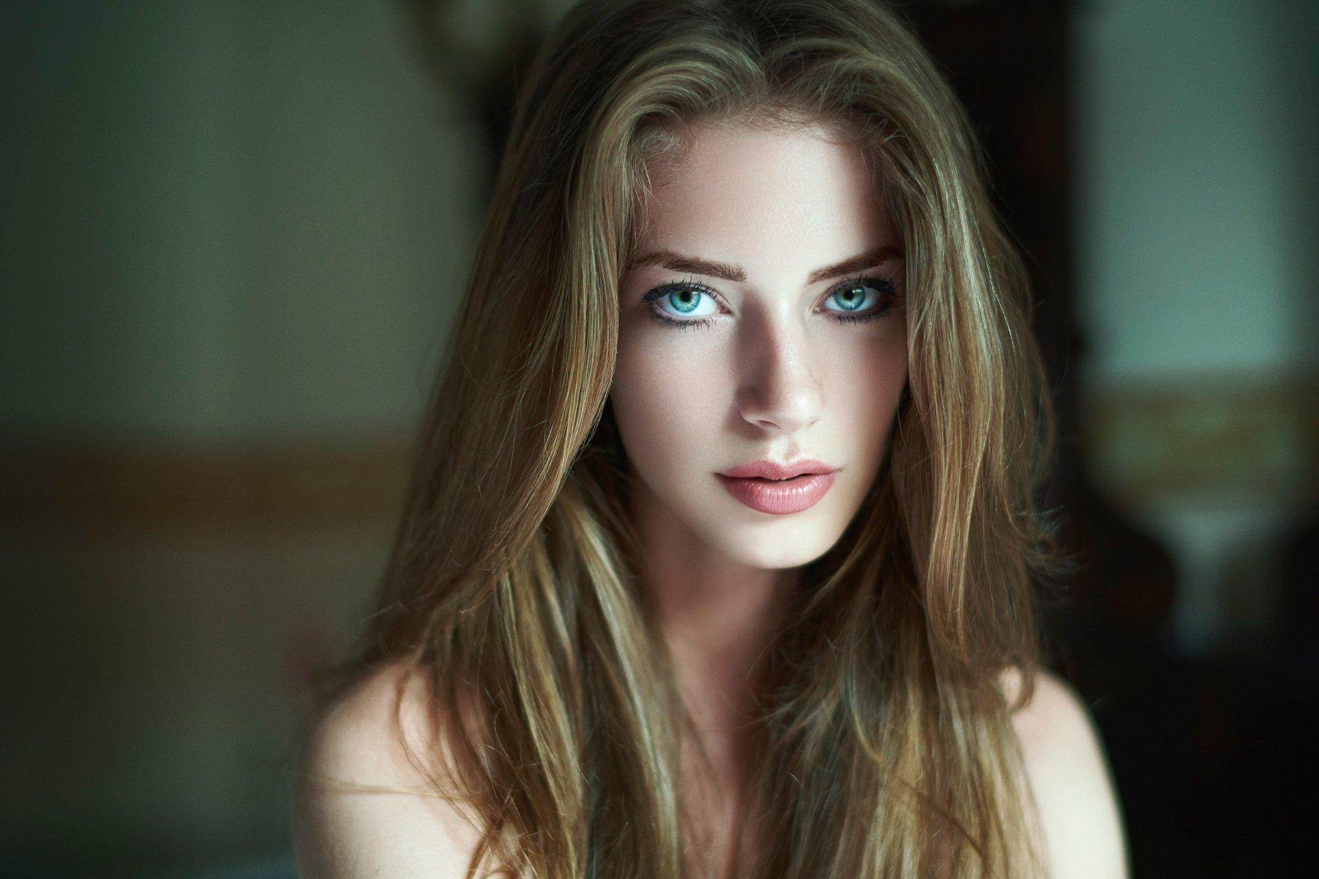 Длинноногая Миранна с голубыми глазами