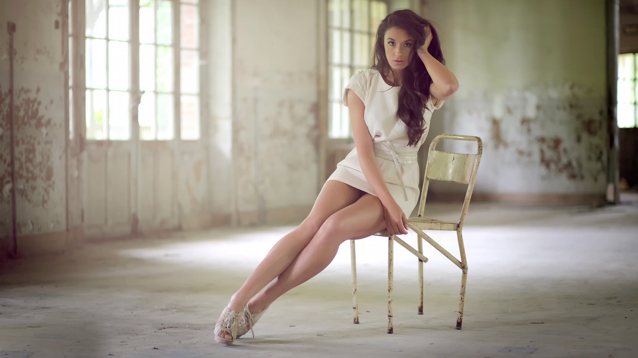 Белокурая модель Mila сняла кружевное платье и эротично позирует на стуле