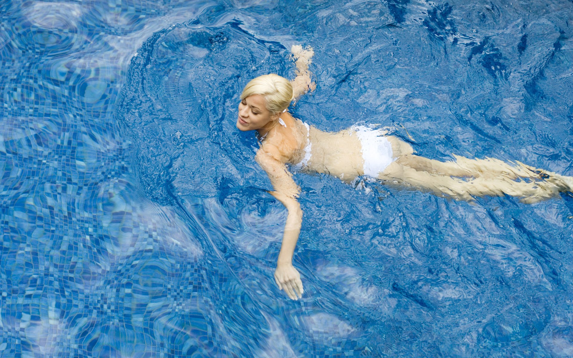 Очаровательные блондинки плещутся в бассейне 20 фотографий