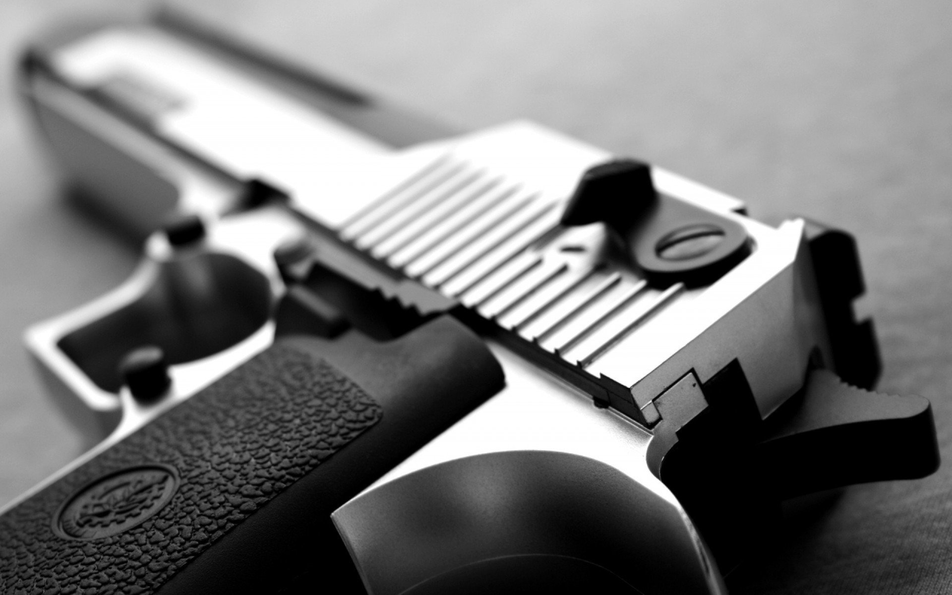 Пистолет На Столе Фото