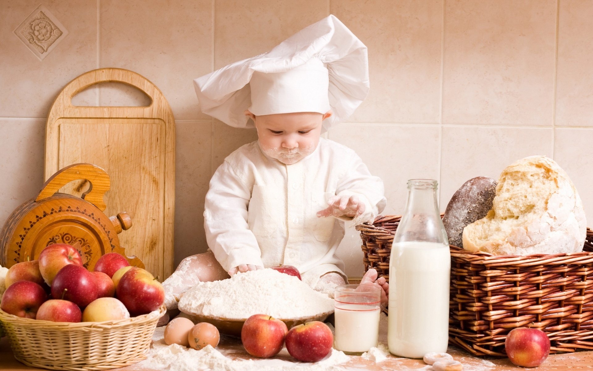 Малыш поварёнок ребёнок мука кулинария