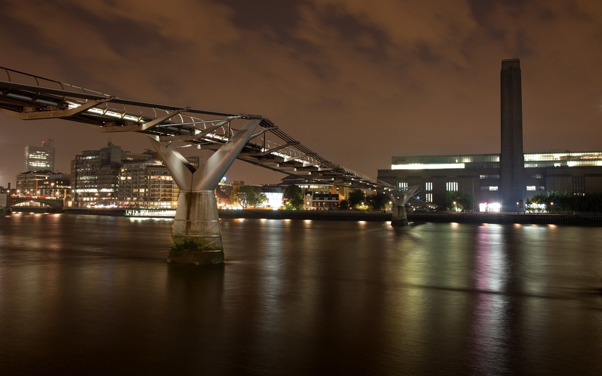 Ночной металлический футуристичный мост