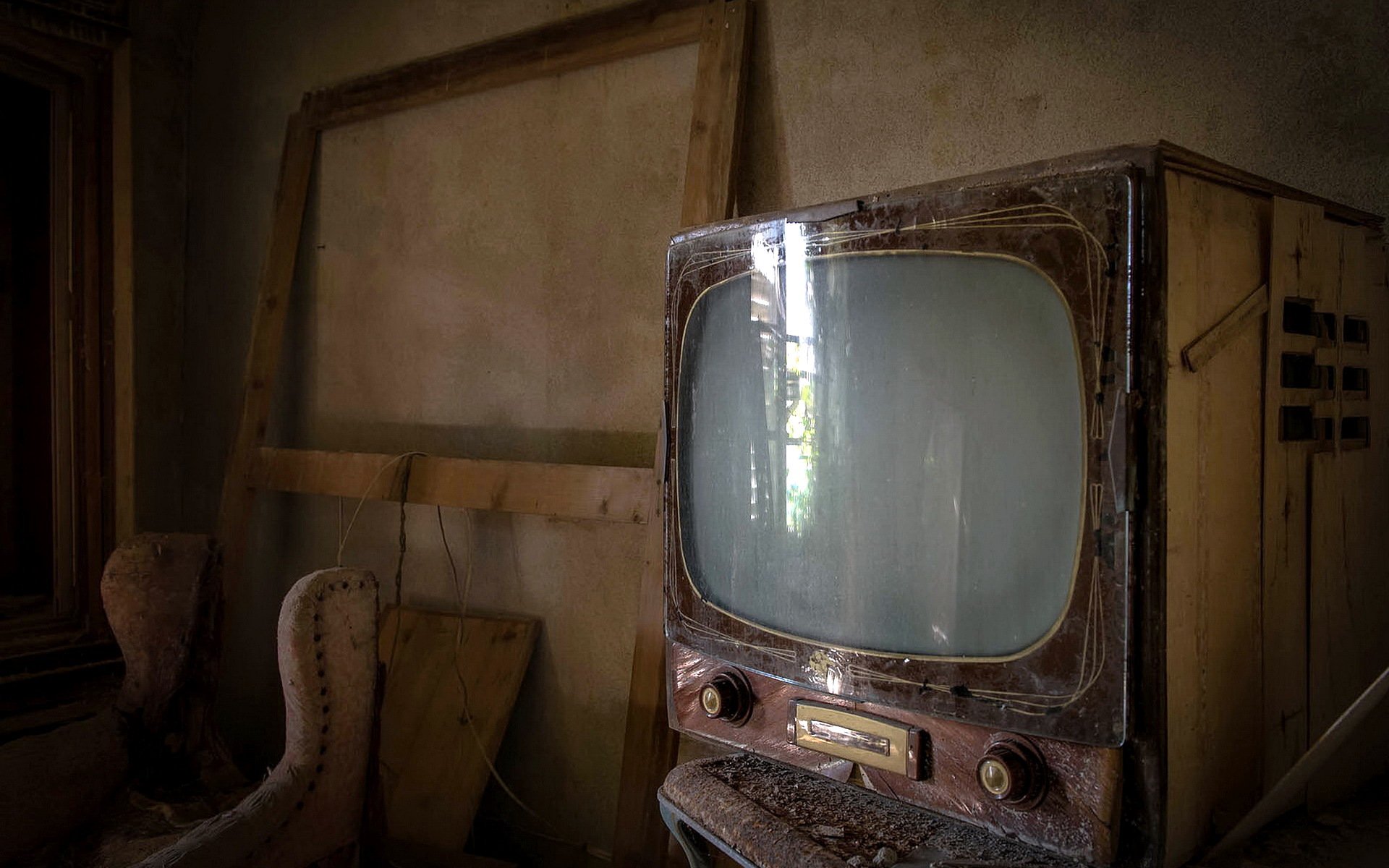 Телевизор готов. Старый телевизор. Старинный телевизор. Старый телевизор в комнате. Старый телевизор в интерьере.