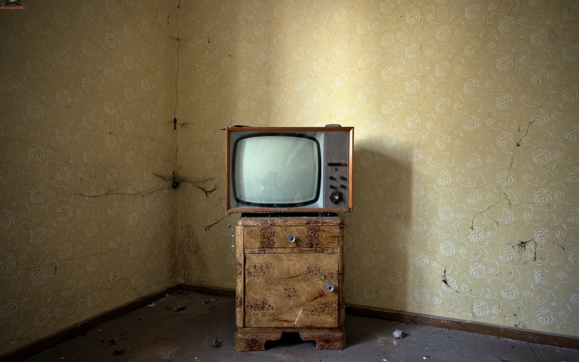 Стен советских времен. Телевизор Рубин 207. Старый телевизор. Старый телевизор в комнате. Старинный телевизор.