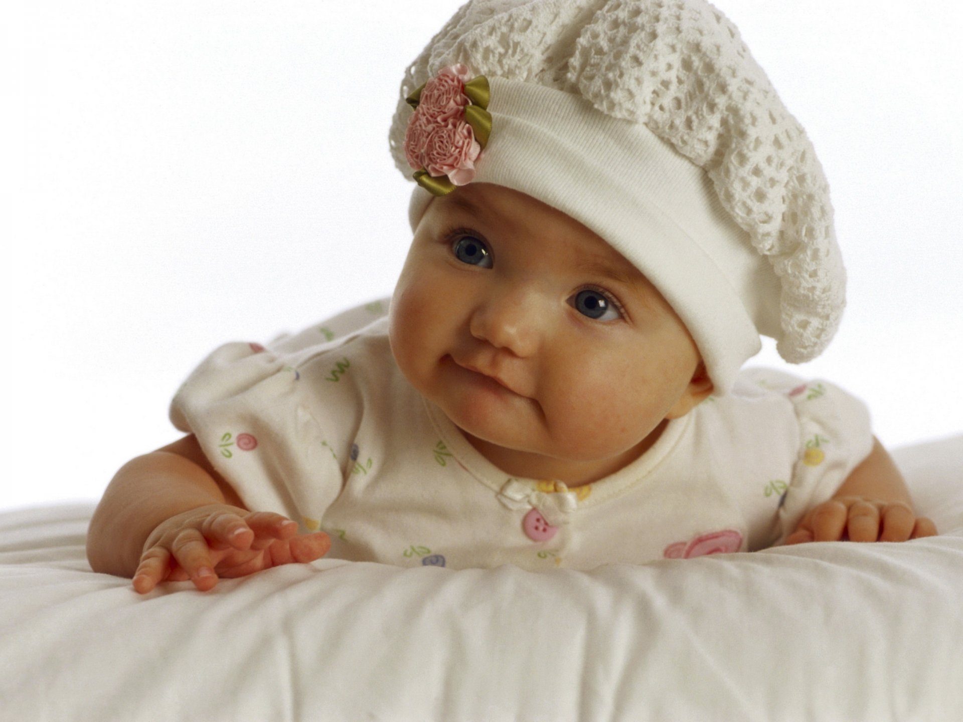 Маленькая малышка в шапочке с цветочком