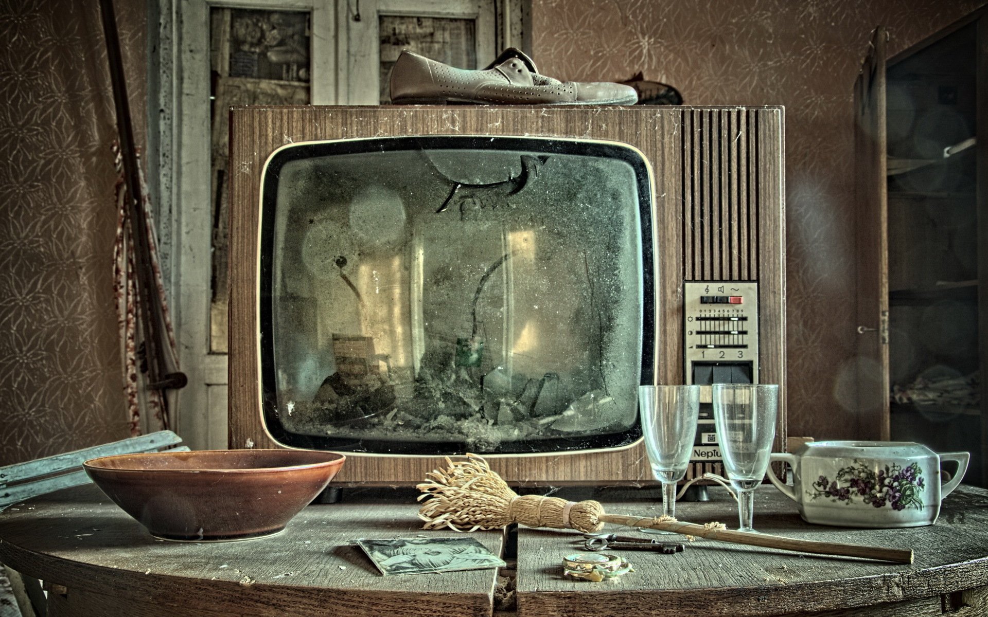 стол из старого телевизора