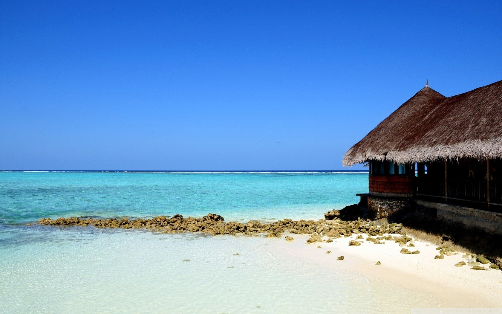 Соломенный домик на тропическом пляже