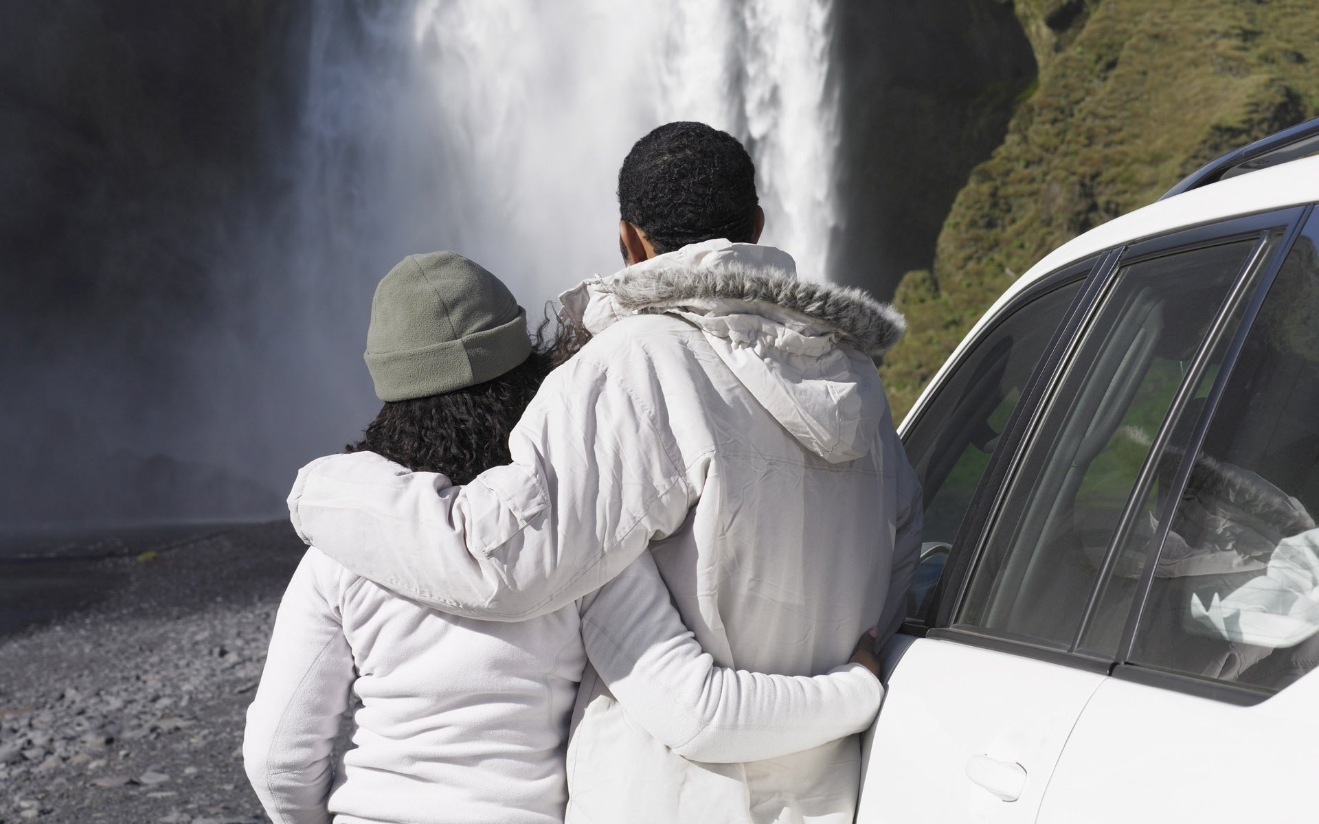 Романтическое путешествие влюблённых к водопаду