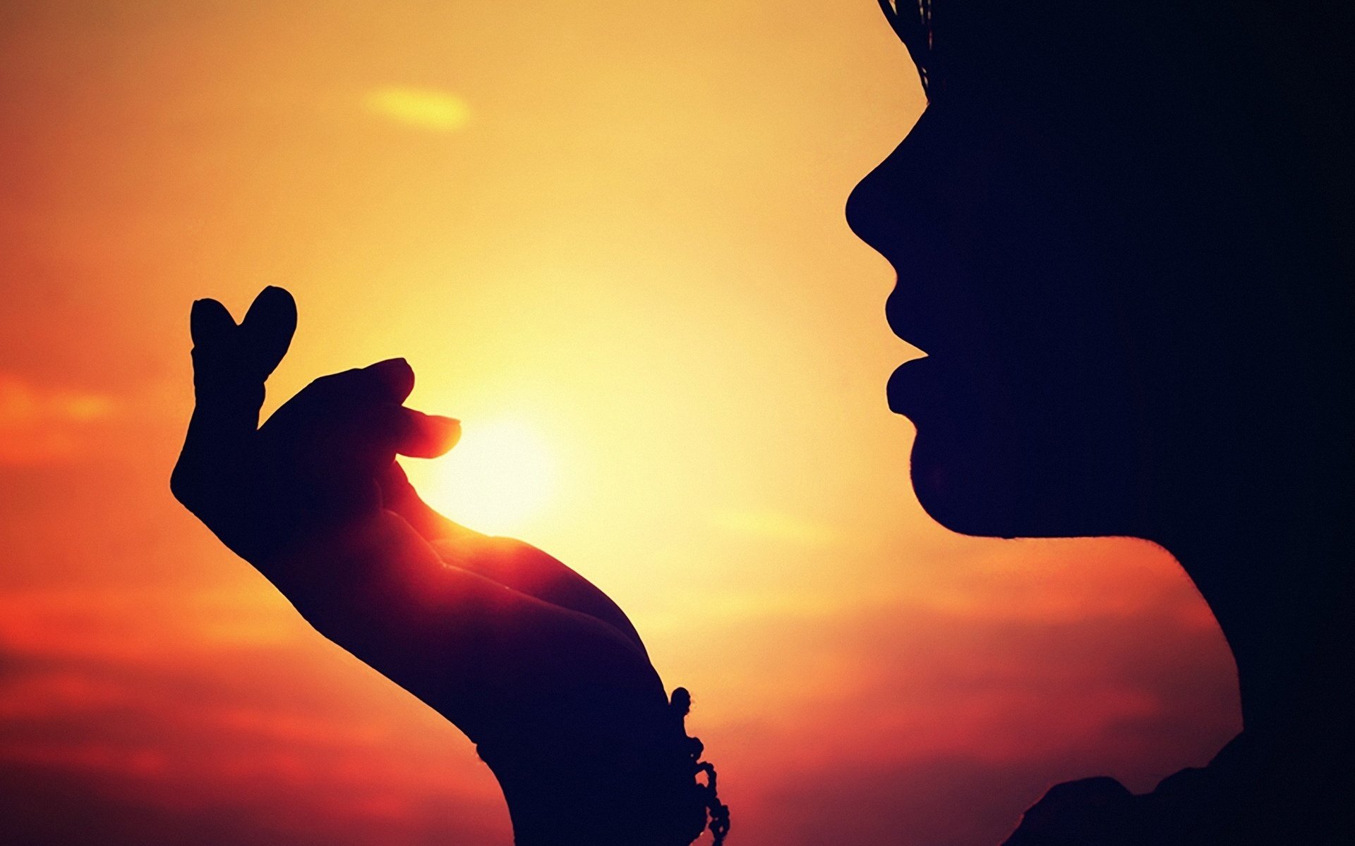 Женщина держит солнце в руке
