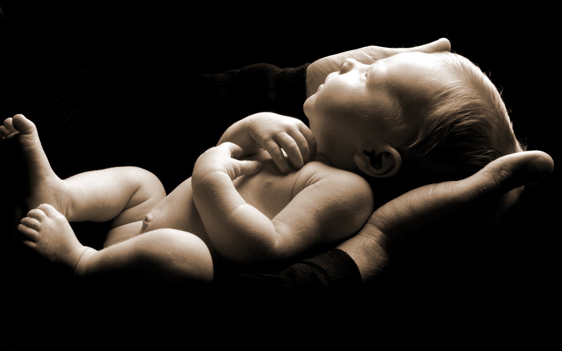 Новорожденный малыш в руках у папы