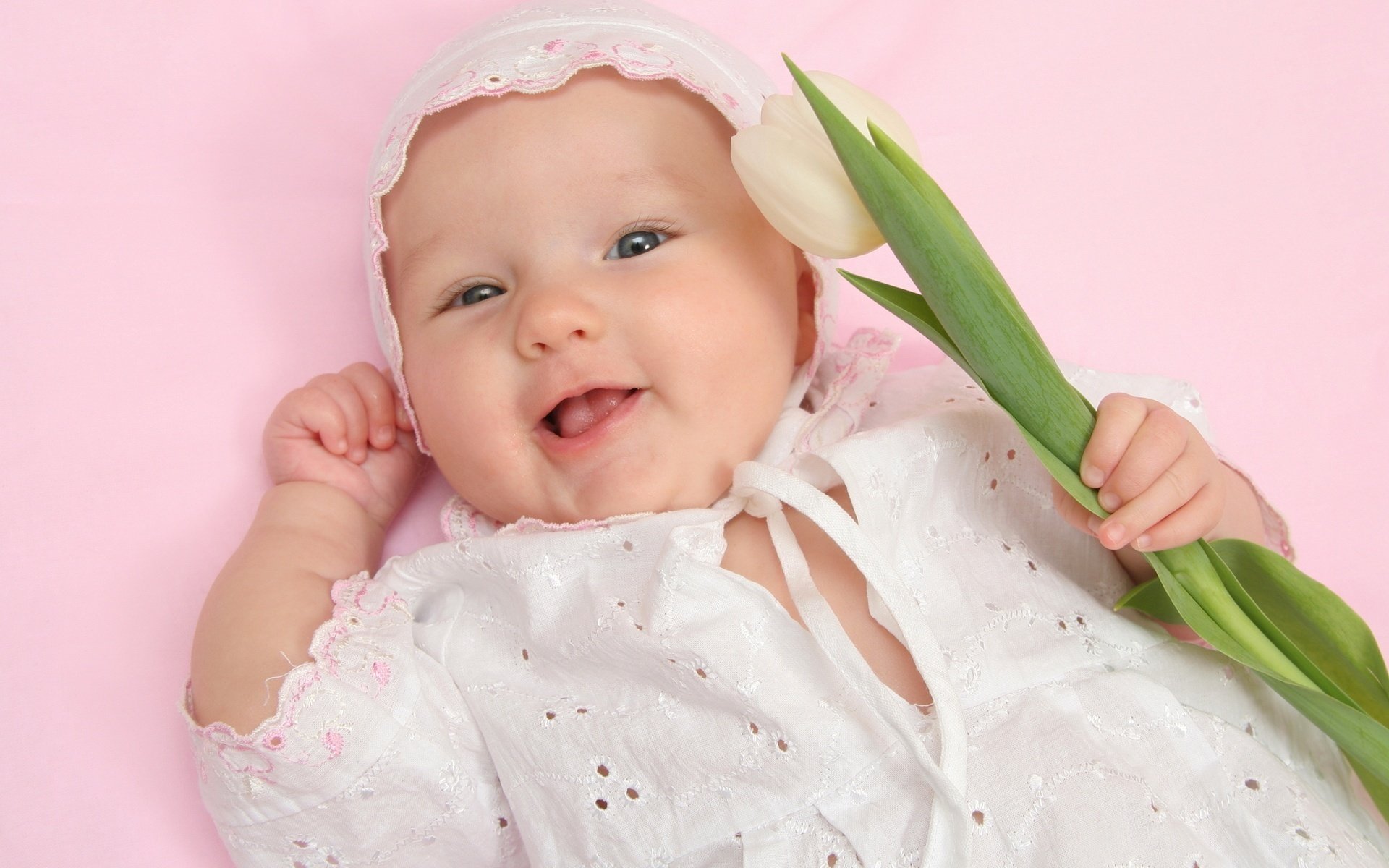 Очаровательная малышка с белым тюльпаном