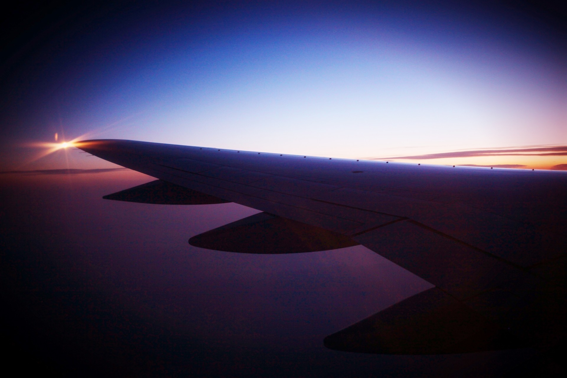 Фотография крыла самолета в небе для обложки