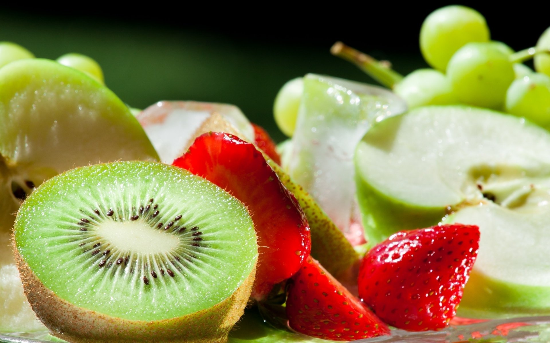 Плоды фруктов:яблока, винограда , клубники и киви
