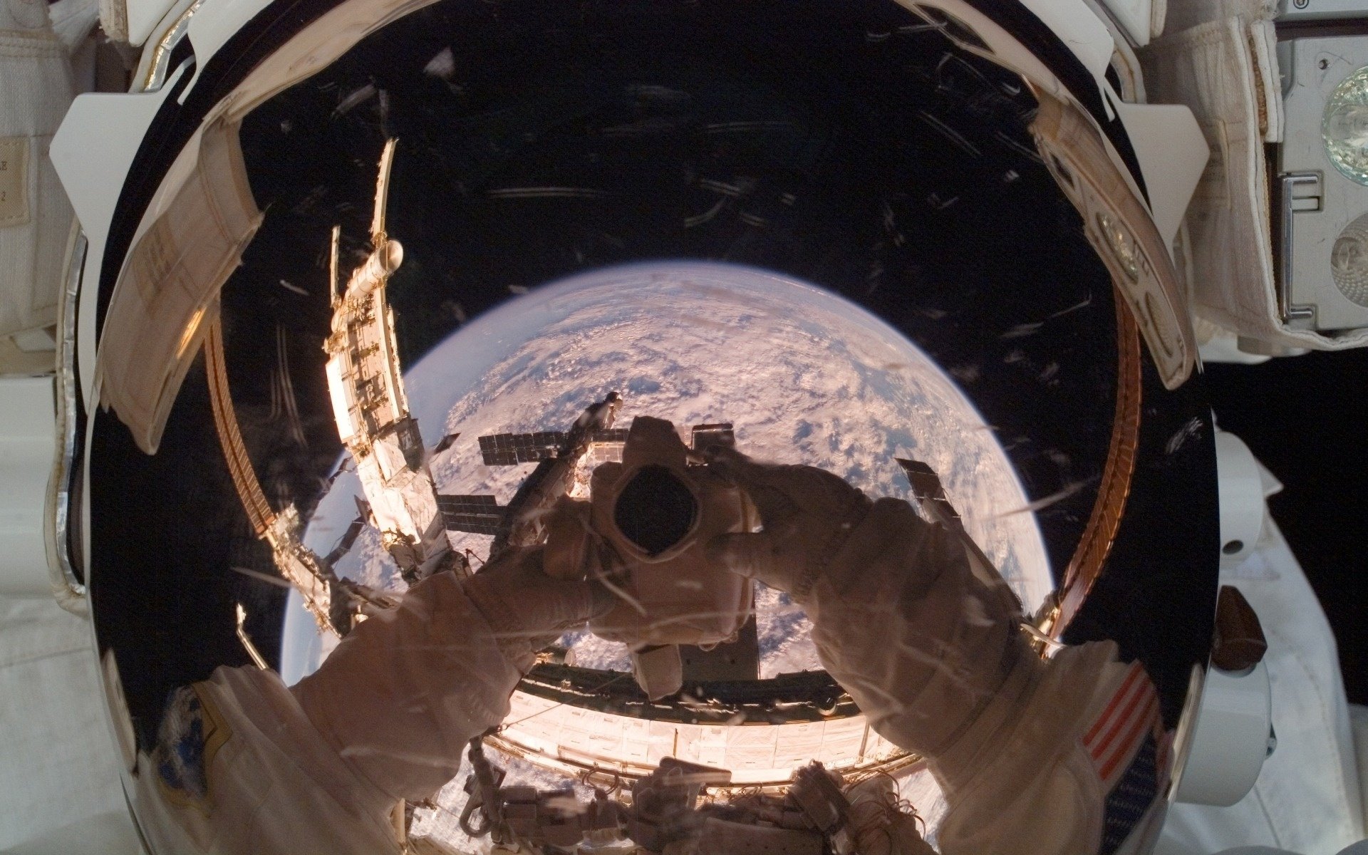 Космонавт фотографирует землю из космоса