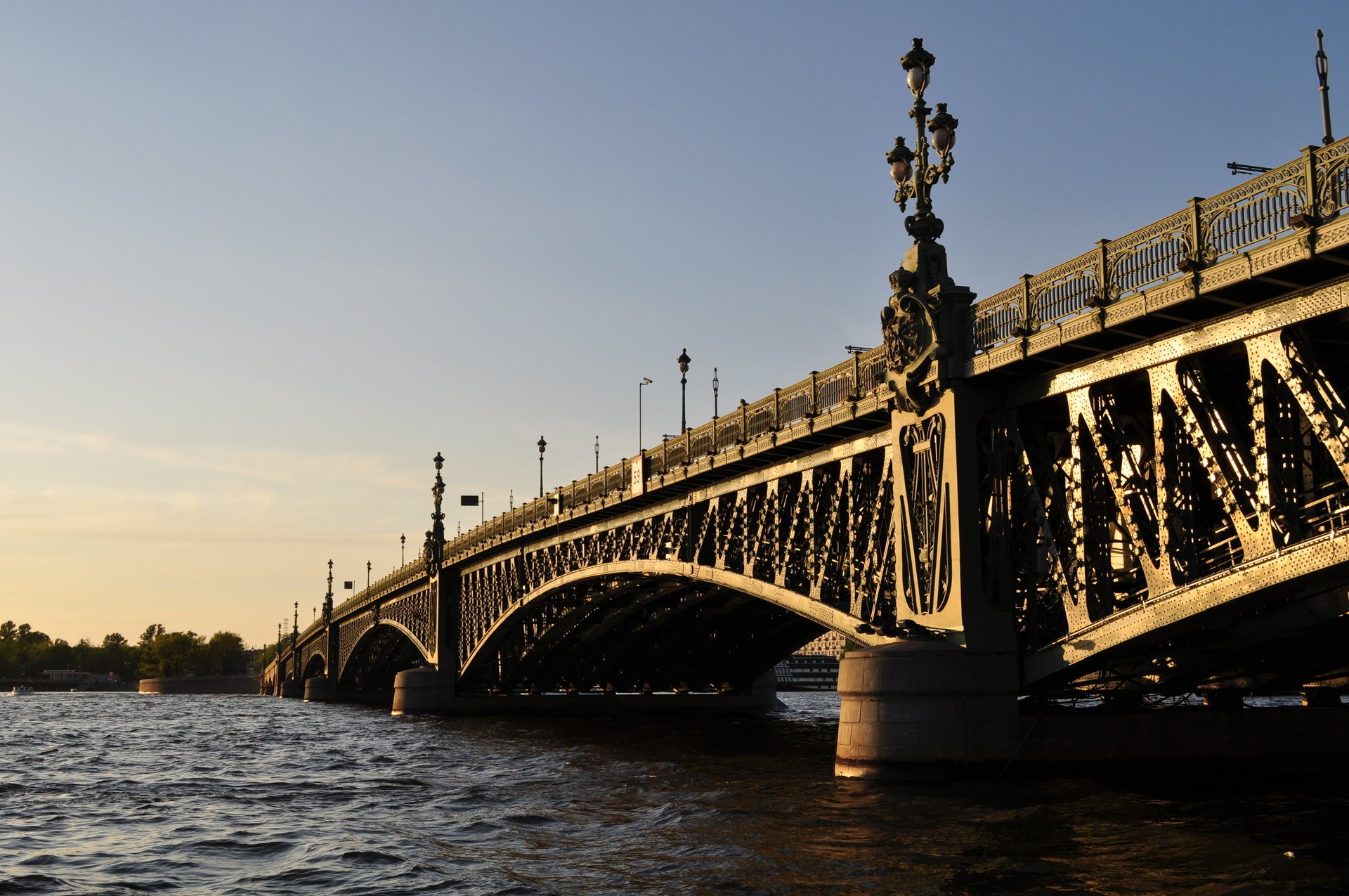 Речной мост на Неве в Санкт-Петербурге