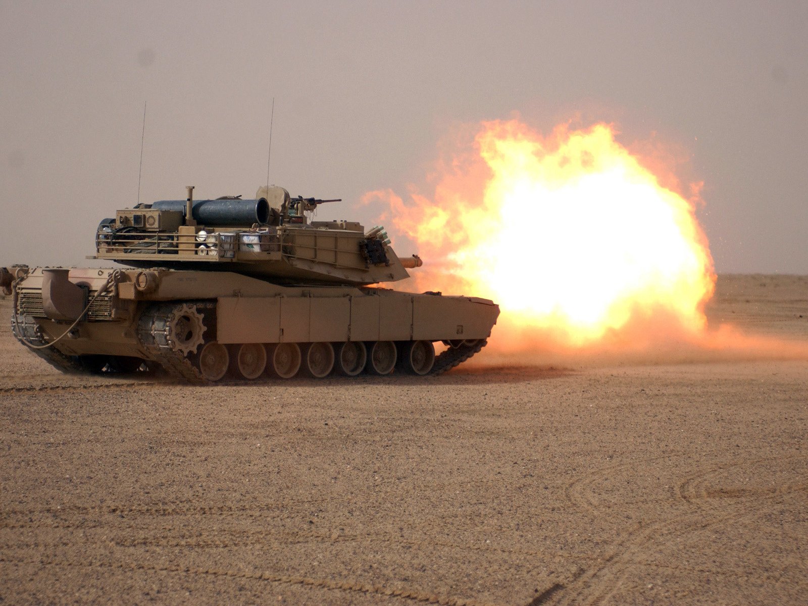 Залп из танка в пустыне огромный шар огня