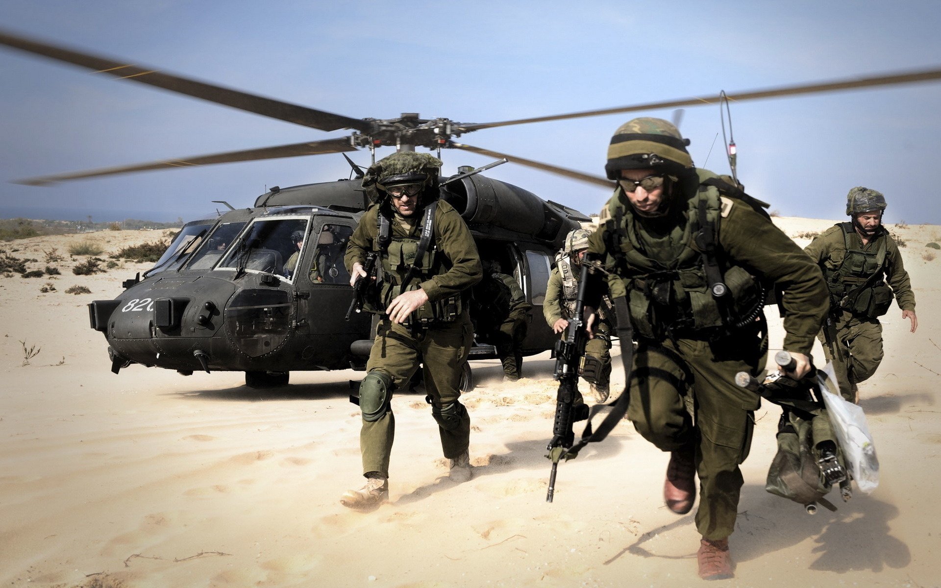 Высадка из вертолета солдатов в пустыню
