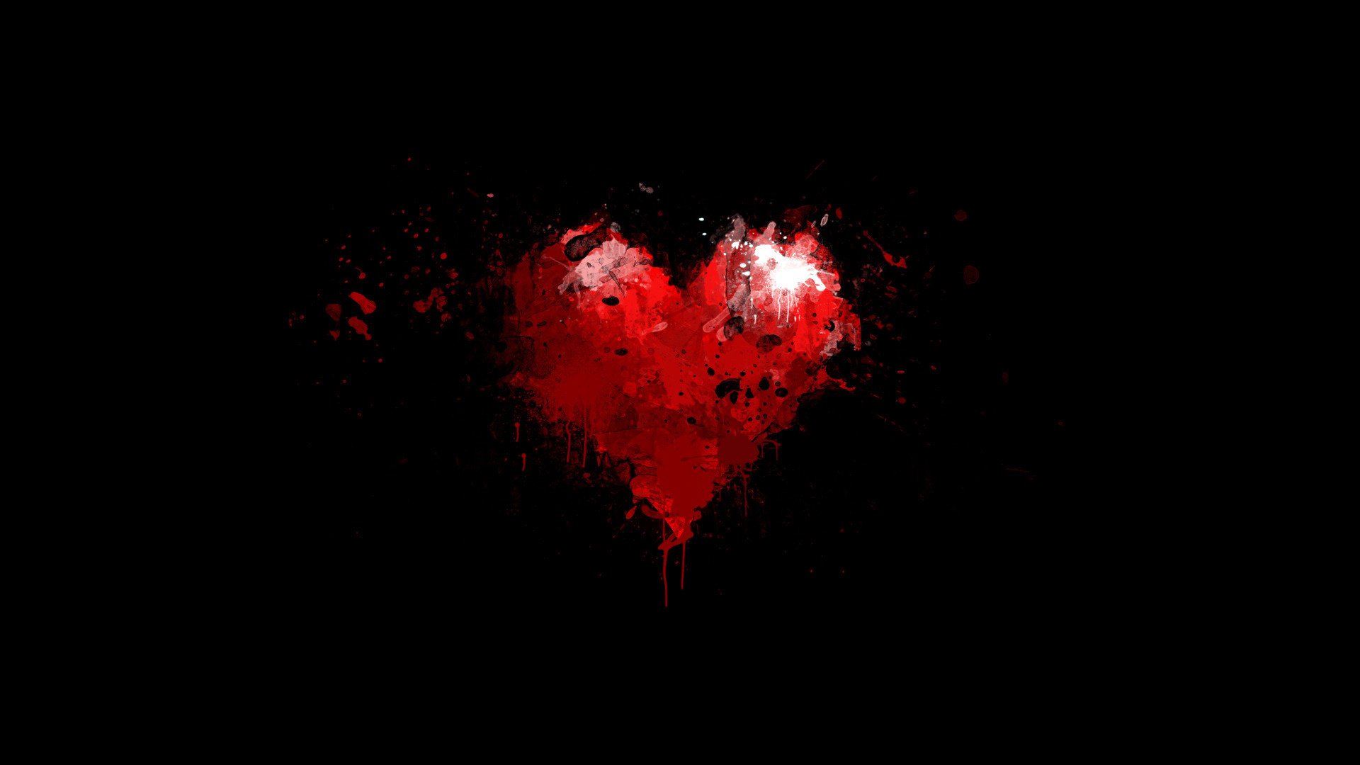 Красное сердце на темном фоне