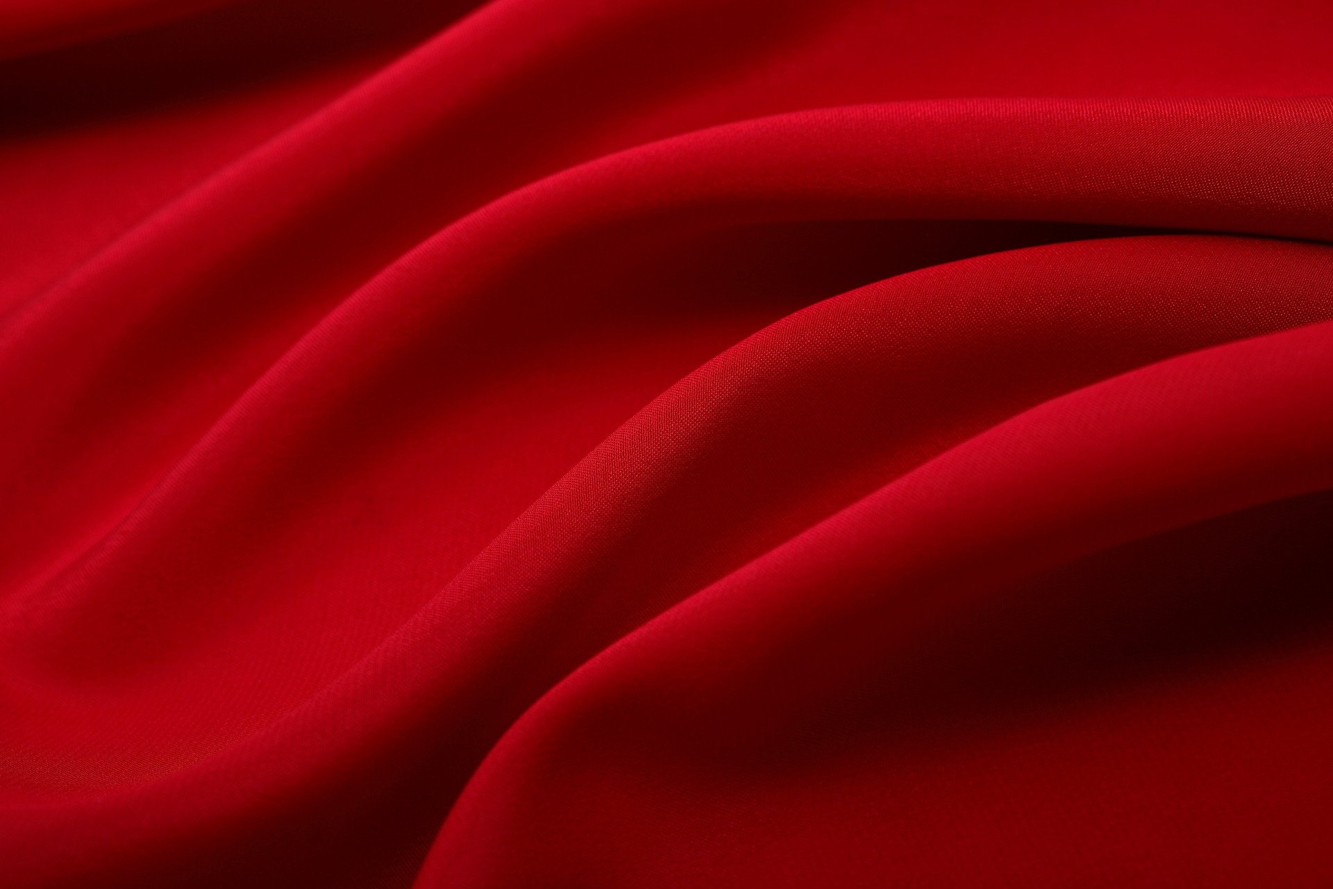 Складки в красной шелковой ткани