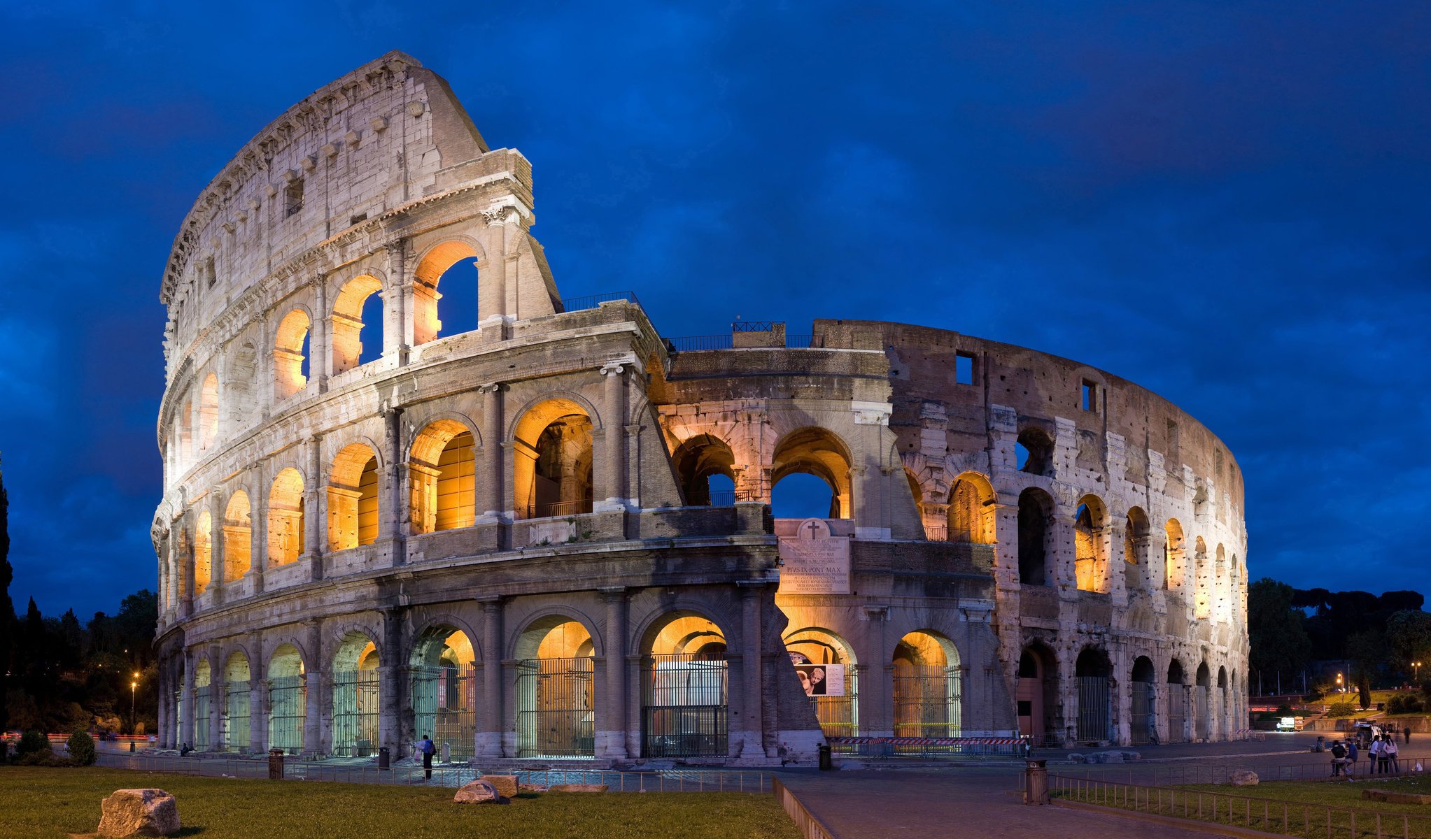 Колизей в ночном небе Рима