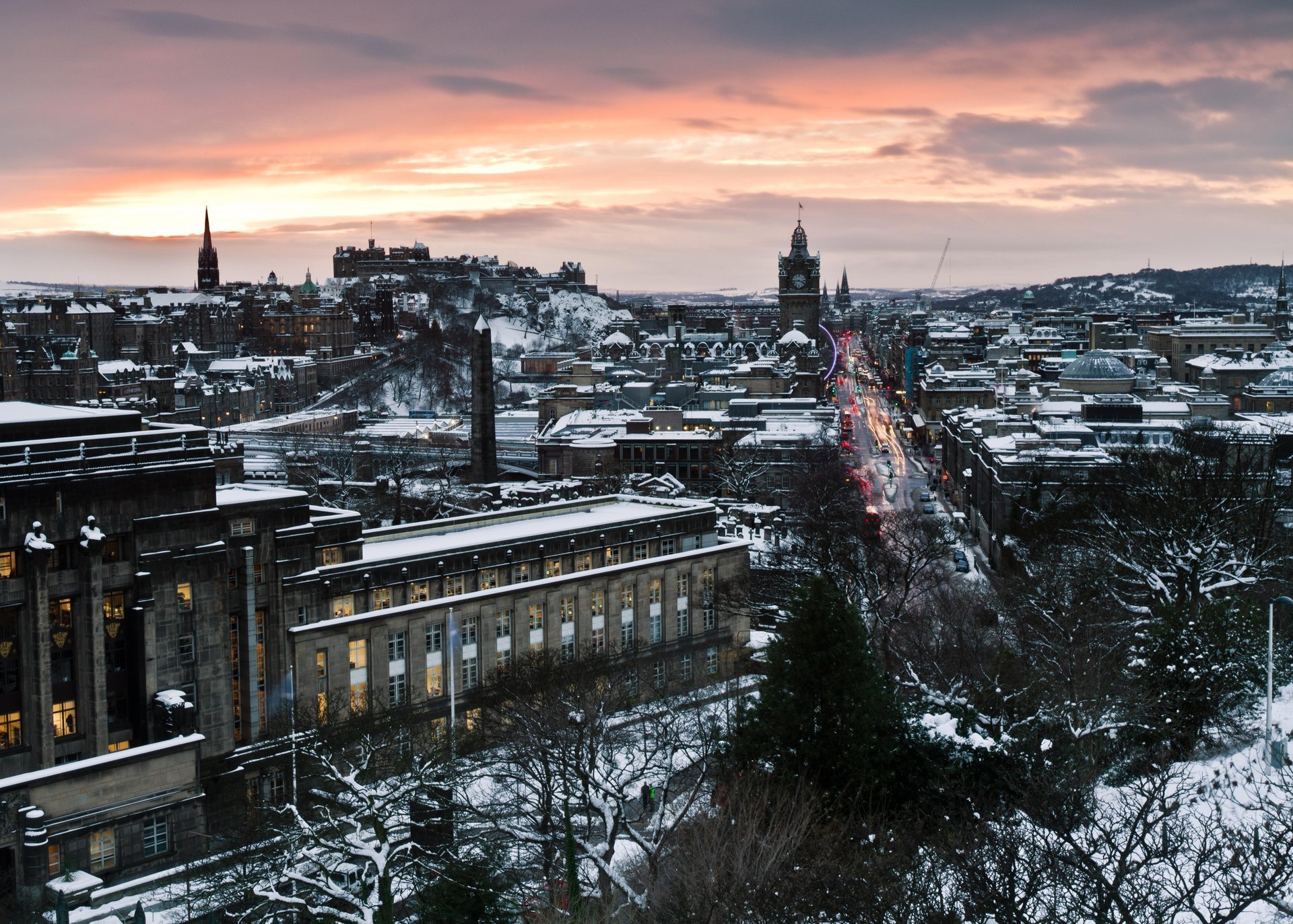 Вид на вечерний Шотландский Эдинбург с видом на улицы города