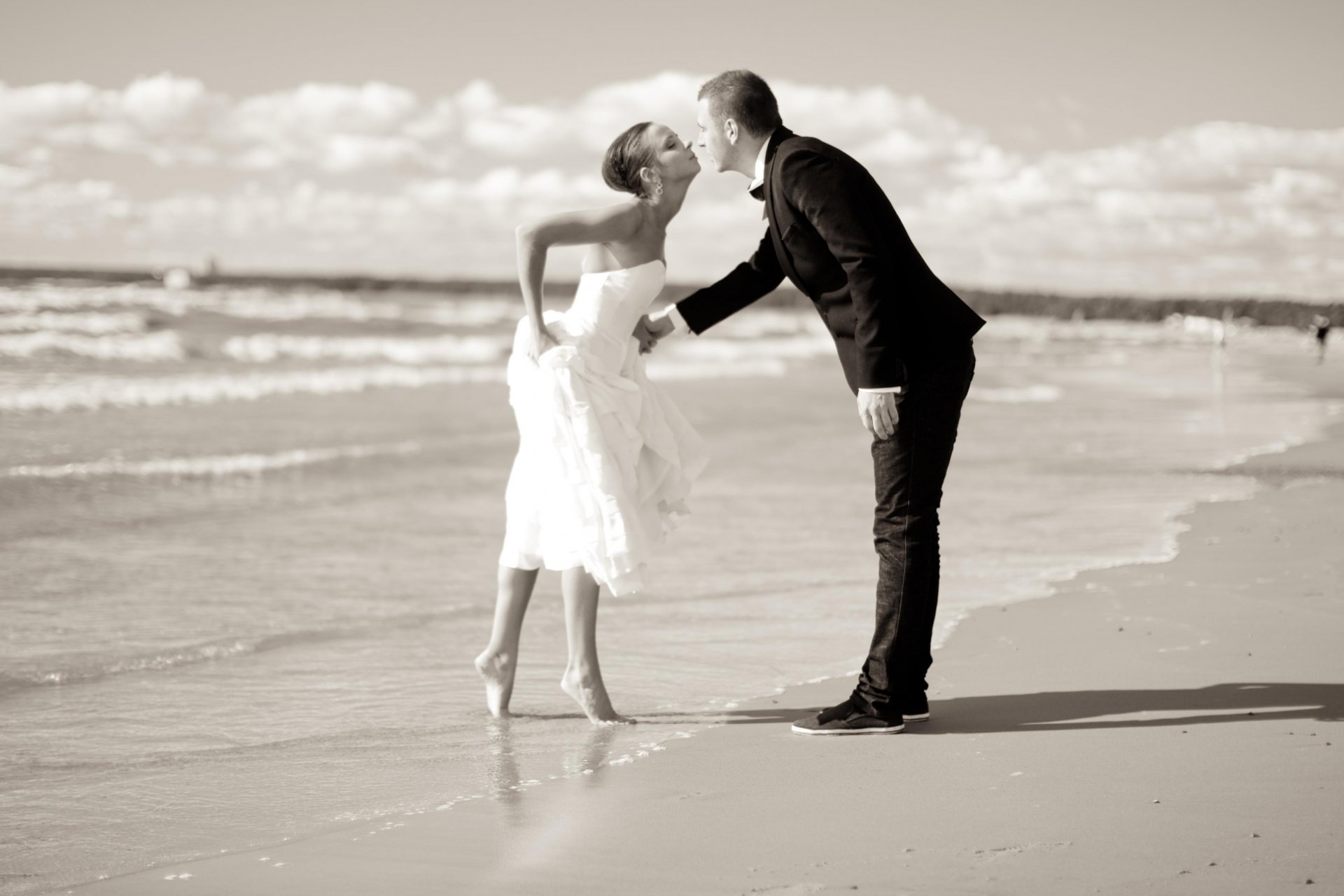 Романтичное свидание влюбленной пары. поцелуй на берегу моря. Необычное признание в любви, любовь запечатанная в пузырек. гор