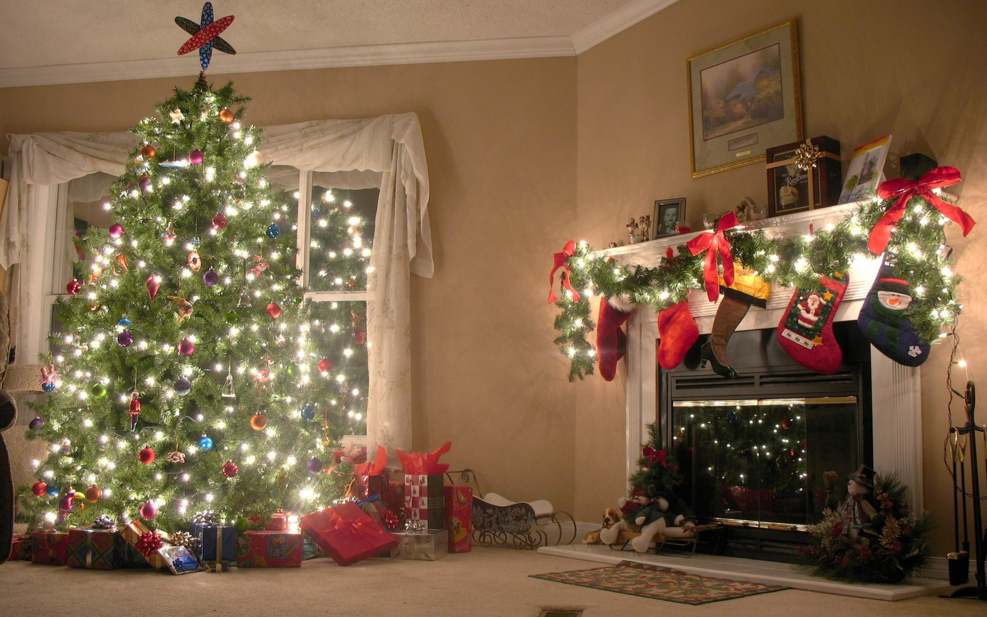 Рождественская ночь рядом с елкой и камином