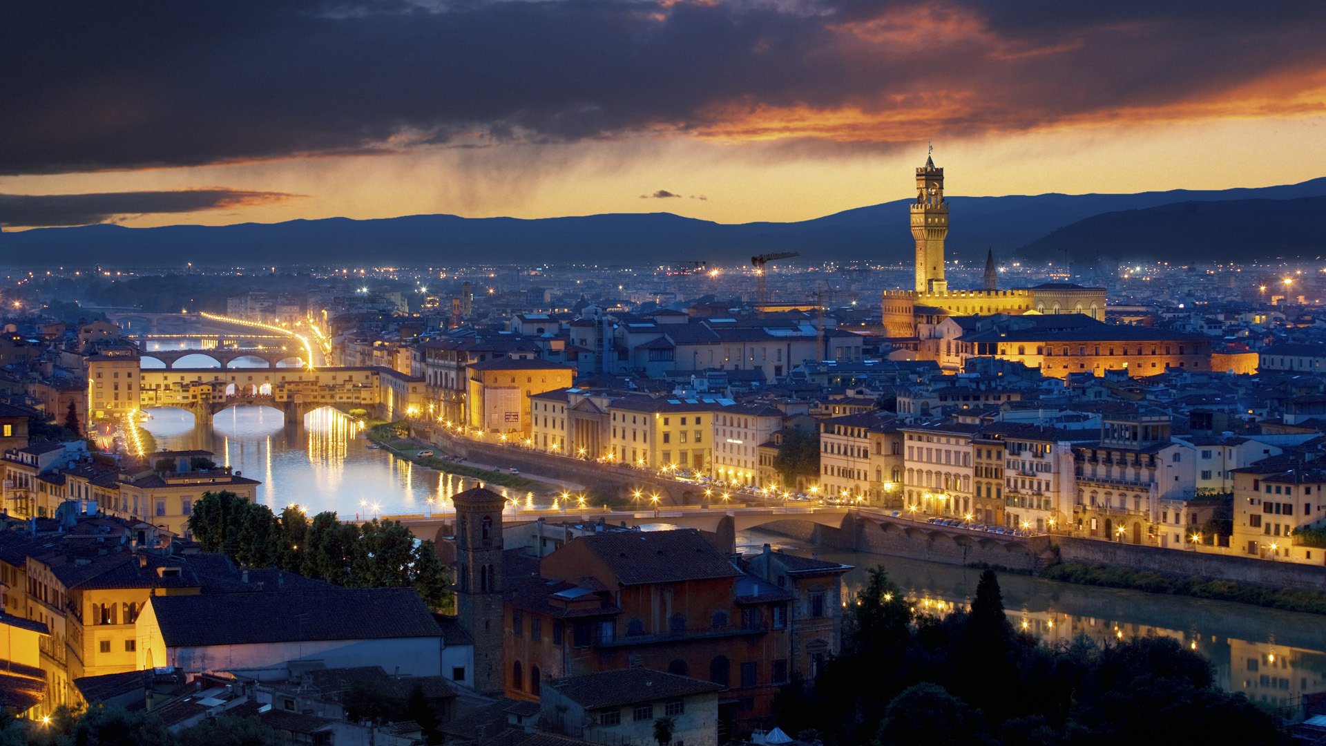 Красота ночной Флоренции в свете фонорей