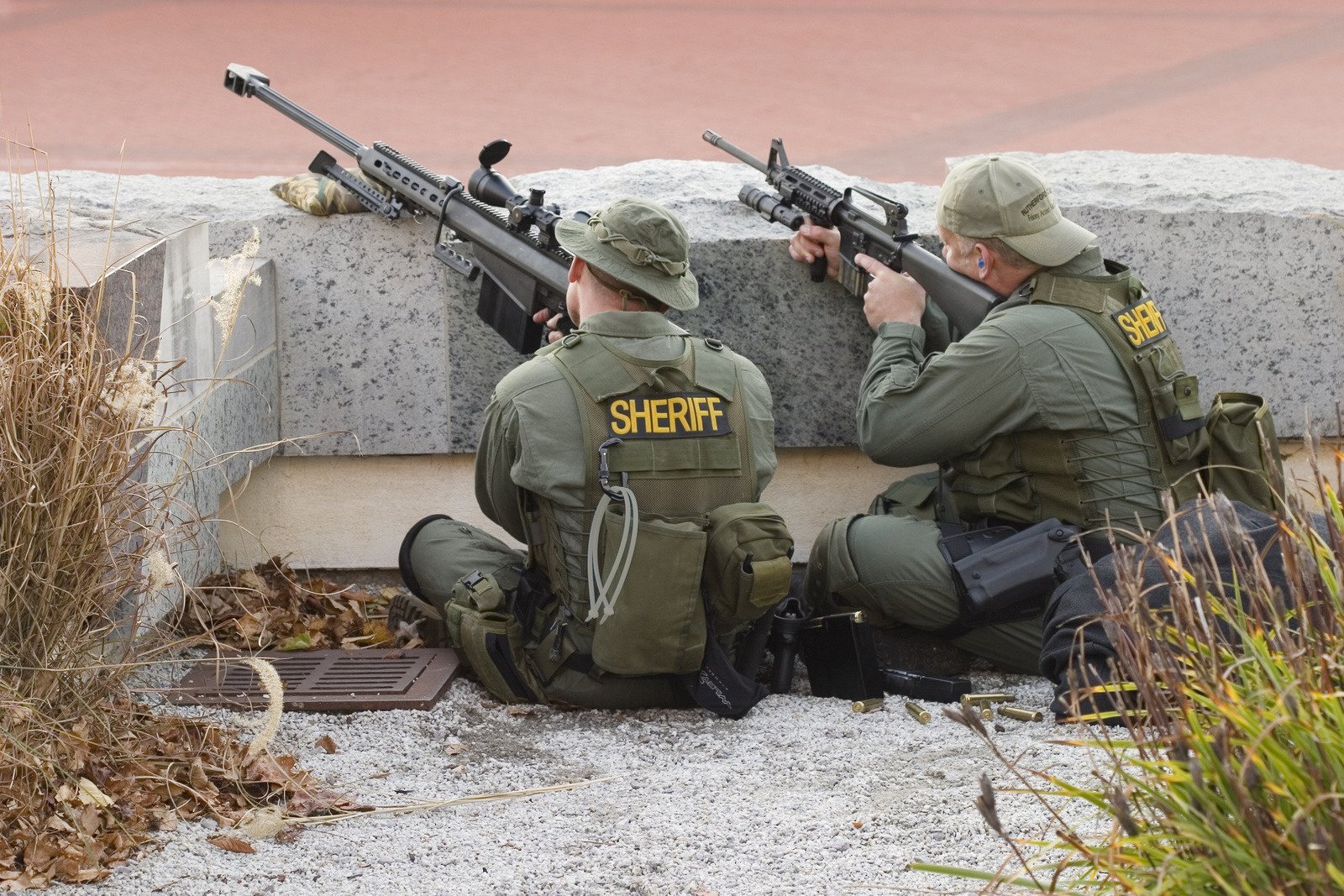 Снайперы с оружием за бетонным перекрытием